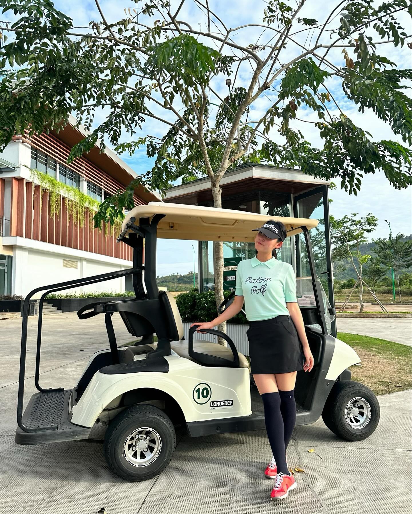 2023년의 목표 첫 라운딩. 머리 올리기 ⛳️ 완료 ✅
2024년의 목표는 어떤걸로 정해볼까, 라는 고민 끝에 나온 목표는 내 주변 사람들 한번 더 웃게 해주기 😝

그론데.. 라운딩 너무 힘든데.. 다들 나가서 어떻게 이쁘게 사진 찍거 오는고야 좀 알려주라!!! ❤️