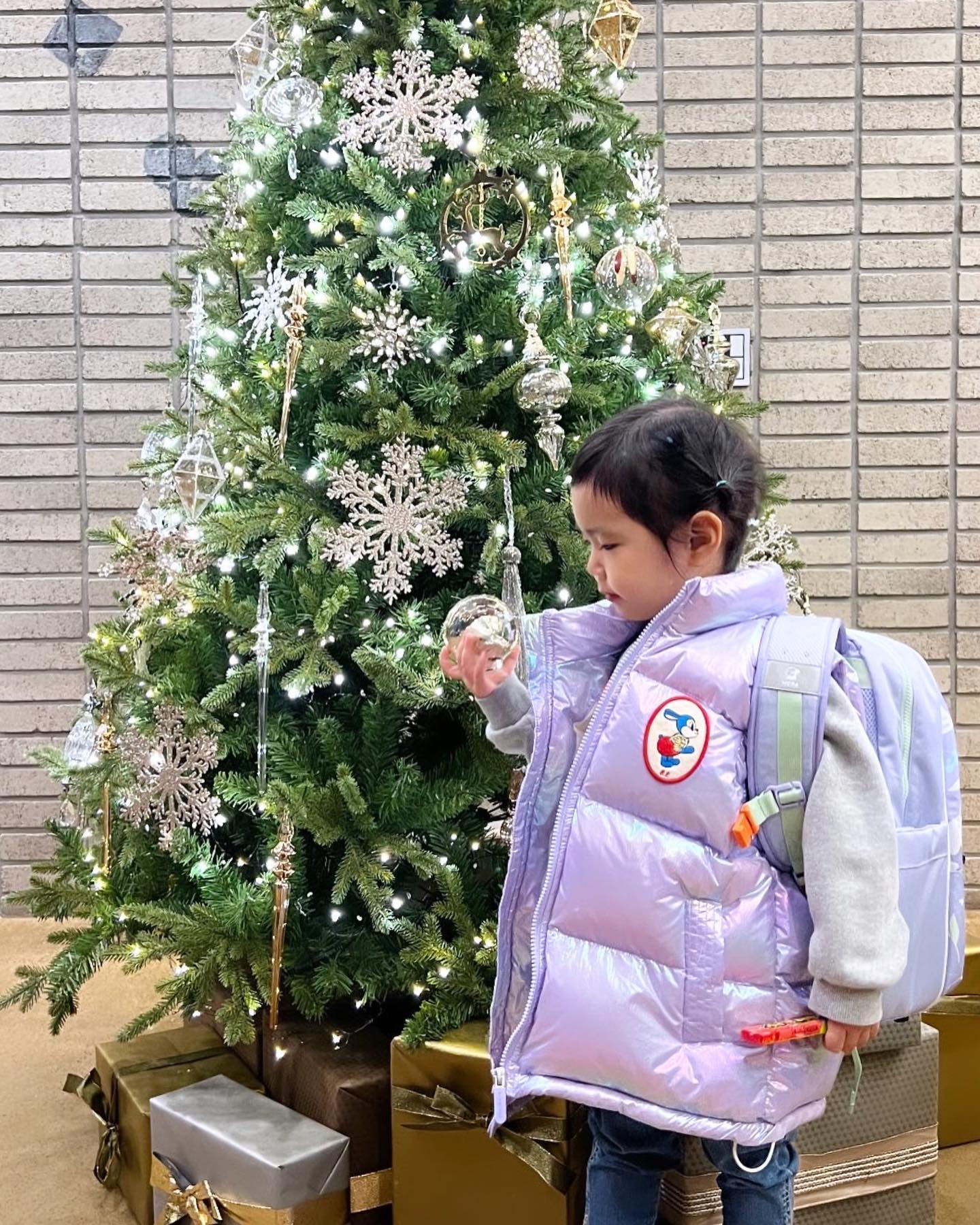 🎄
이레도 트리도 반짝반짝
영어스쿨 끝나고 한컷🫶🏻