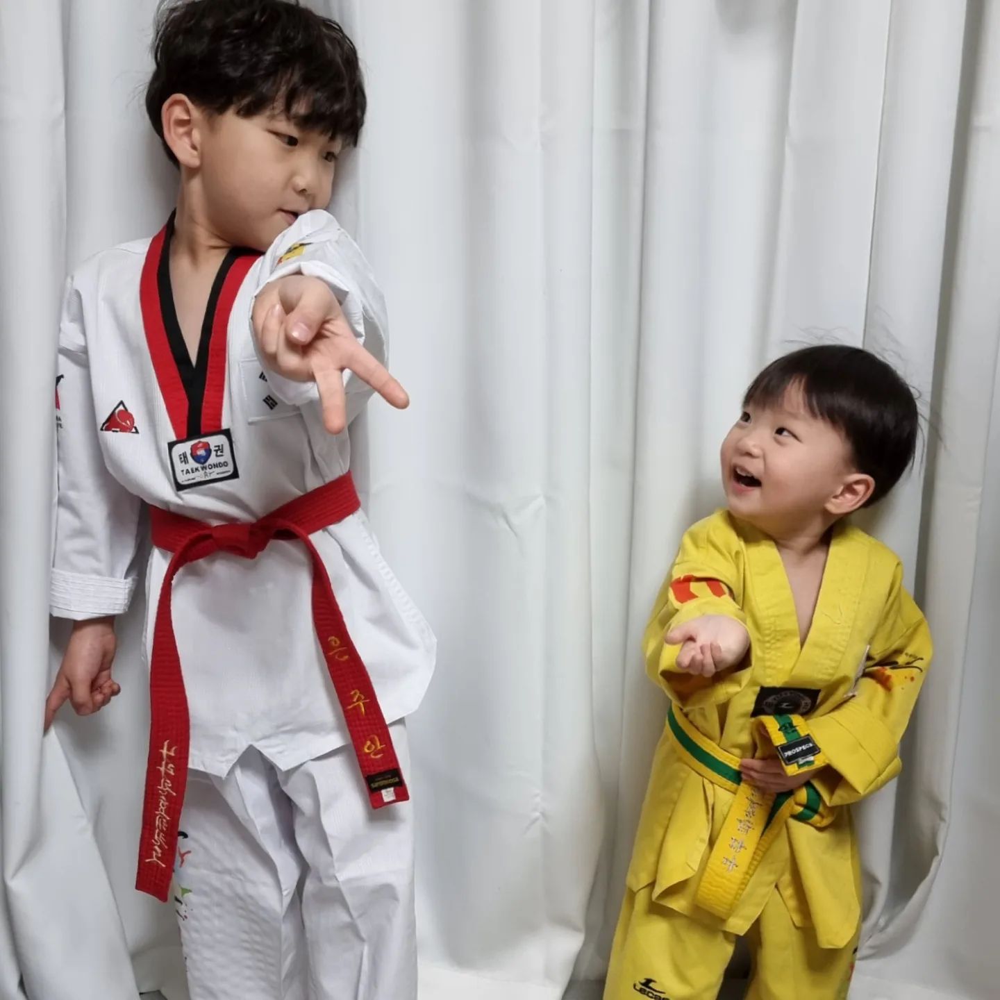 태권도 새 도복과 입학선물🤗
늦은 새벽 준비물 챙기는 중
싸인펜하나 스티커 붙이려고 꺼냈는데
네임스티커가 하나하나 다ㅠㅠㅠㅠㅠ
색연필도 크레파스도 연필까지..
감동받아서 말을 잇지 못했다는 슬픈이야기😭
.
.
#나라찬은사랑입니다 #나라찬굿즈 #입학선물 #태권도선물👍#나라찬효태권도