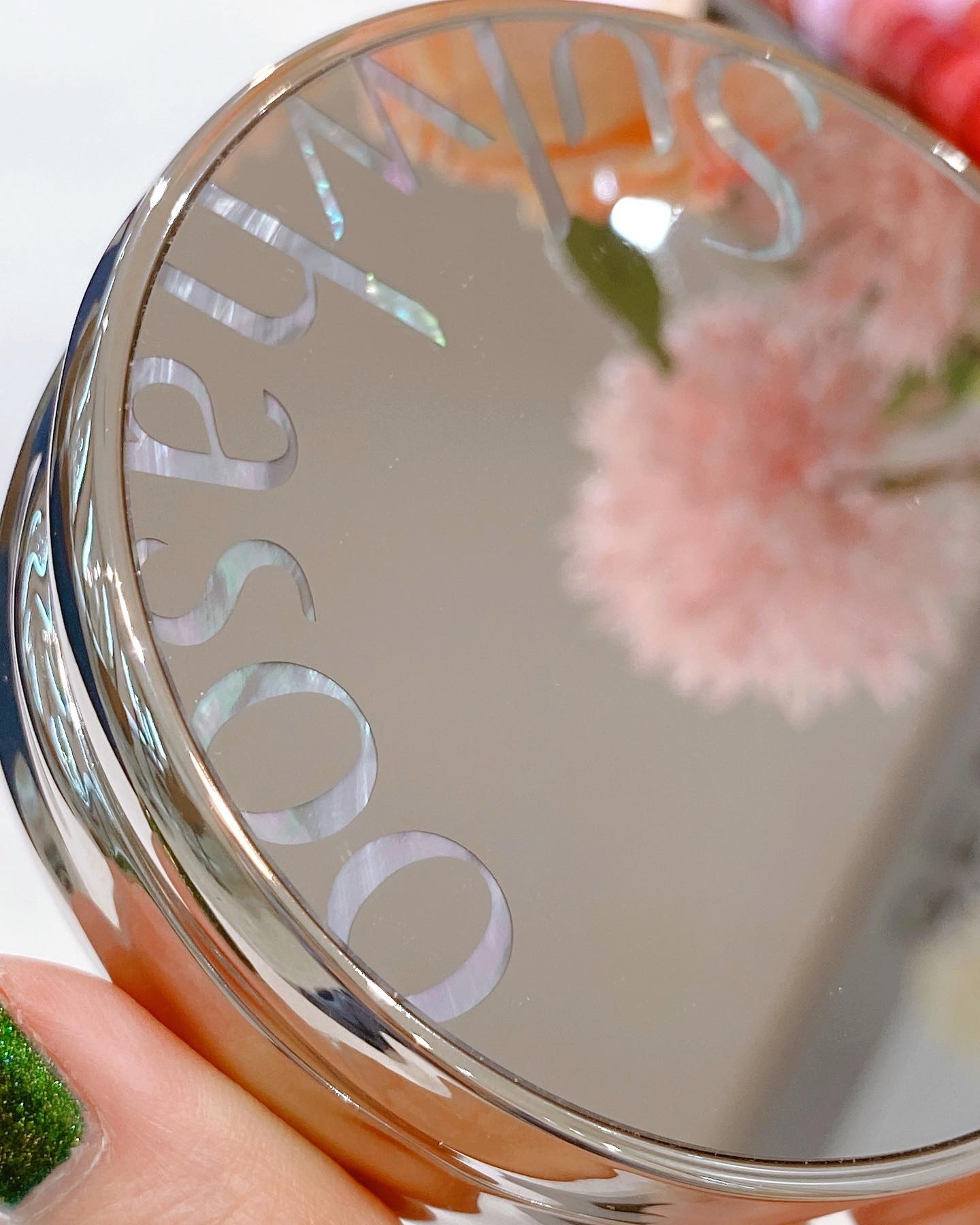 sulwhasoo.official
#설화수
퍼펙팅쿠션 vs #퍼펙팅쿠션에어리 비교🩶🤍❤️
⠀
(구) #설화수퍼펙팅쿠션 은 종류가
하나 뿐이어서 고민이 없었는데
새로 나온 뉴비★퍼펙팅쿠션은
에어리 버전도
따로 나와서 헷갈린다(?) 하시는 분덜,,
직접 써본 #후기 정리갑니다🚗➿➿
⠀
🩶#설화수퍼펙팅쿠션
기존 구버전 느낌 고대로 가져가겠다,
지속력・밀착력・커버력
지밀커는 죽어도 포기 못한다,
하시는 분들은 아묻따 여기 누우세요🛌✨
⠀
포뮬라 업그레이드는 확실하게 돼서
대충 막 발라도
손스킬 좀 있는 사람이 바른 것처럼
이쁘게 올라가요👌🏼
⠀
겉보속촉 느낌나는 마무리가
특장점이라
쌍꺼풀 크리즈라인 깊게 들어가시는 분,
팔자주름 깊은 분들은
최대한 얇게 싸악- 쓸어주듯
퍼프 남은 잔량으로 올려주시고
피니싱 세팅파우더로 톡톡 고정시켜도 됩니다😊
⠀
🤍#설화수퍼펙팅쿠션에어리
얘는 수분가득 촉촉한 제형에
은은윤광도 차르르 도는 마무리라
(퍼펙팅쿠션 대비) 커버력은 떨어집니다⤵️
⠀
하지만 무너질 때
지저분하게 무너지지 않는다는 게 최대 장점이죠!
⠀
#속건조 심한 피부 또는
#건조한피부 때문에
화장들뜸 심한 분들은
과감하게 퍼펙팅 미련 버리고
#설화수에어리쿠션 으로 방향 잡으시는 걸
추천드립니다🥰
⠀
제형을 펼쳐바르면
미네랄 마이크로펄 입자가 잔잔하게 일렁이는데
요거는 거의 있으나 마나한 정도라서
피부표현만
조용히 거들어준다고 보시면 돼요👌🏼👌🏼
⠀
가벼우면서 한듯 만듯
티 안나는 #베이스메이크업 이 취향이시면
「설화수 퍼펙팅쿠션 에어리」가
확실히 취저땅땅일 것입니다❤️‍🔥
⠀
🩶🤍 둘 다 자차지수는
SPF50+ PA+++ 로 동일합니다
당연히 케이스도 동일해서 리필 호환 되고요-
⠀
첨부터 본품리필 세트로 도전하는 건
부담스럽다 하시면
단품으로 비벼보시는 것도…!?😅😂
⠀
무엇보다 이번 케이스는
자개로고가 핵심임데
본체가 미러재질이라,
굳이 뚜껑 안 열어도
립메이크업 수정 정도는 간단히 할 수 있는 것도
장점이라 하겠습니다🤭
(귀차니즘러 인증완)
⠀
⠀
구매는 프로필 상단
금귤 #에딧샵 또은 #금귤네이버톡톡 문의📍
⠀
⠀
⠀
a_ditor_official #sulwhasoo #sulwhasoocushion #쿠션추천 #설화수쿠션 #쿠션팩트 #내돈내산 #cushionfoundation #kbeautyproducts #쿠션파데 #금귤리뷰 #금귤뷰티 blingblinggoldorange 🩶🤍❤️