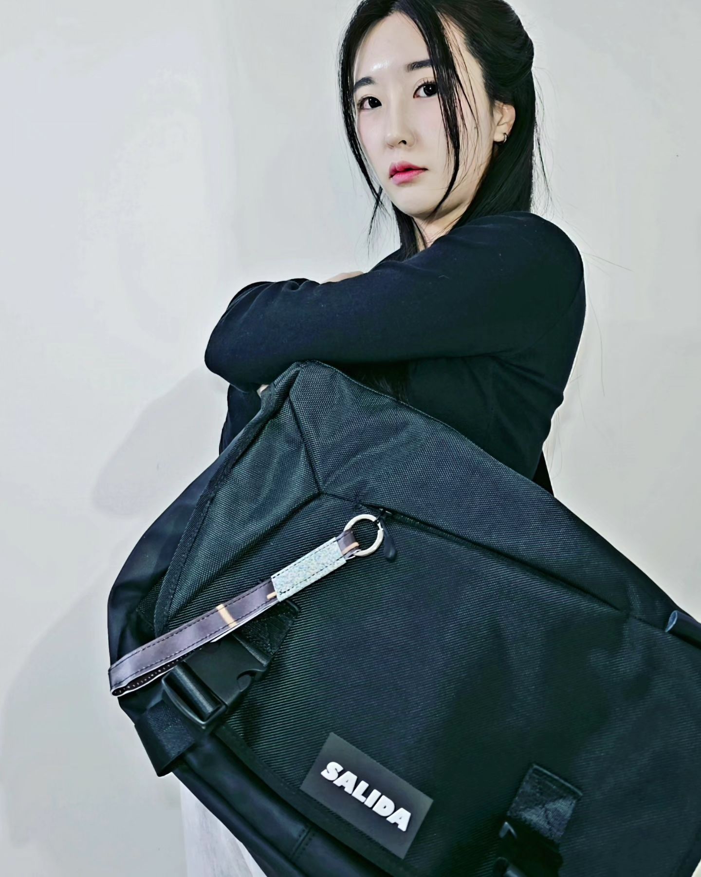 #협찬 salida_kr 
안녕하세요 소울부부🩷입니다.
이번에 저희가 소개해드릴 건 살리다 [SALIDA] 브랜드의 키링인데요.

🔴살리다는 단순히 물건을 제작,판매를 하는 곳이 아닌 
광고가 끝난 후 버려지는 폐현수막을 재활용해 자원순환을 
실천하는 [업사이클링 브랜드]입니다.

🔴광고물을 원료로 하여 제작된 제품은 [동일한 디자인]이 
하나도 없으며, 세상에 단‼️ 하나뿐인 특별한 의미를 가집니다.

🔴제품마다 고유한 패턴과 색상이 돋보여서 남들과 약간 차별성을 두는걸 좋아하는 저희 부부는 너무 좋았고요‼️
그렇다고 너무 눈에 띄지도 않다보니 간단히 포인트 악세서리로 연출 가능하는것도 좋았어요🩷저희는 노트북 가방에 포인트를 줘봤어요

🔴연결 하는 링은 고급링을 사용해 튼튼하며 베이직 무드가 느껴지고요,
꼭 가방이 아니라 지갑,차키등 다양하게 활용 가능할거 같아요🩷

🔴또는 키링이지만 발상의 전환의로 키링의 스트랩이나 아니면 
클러치백의 스트랩으로도 활용해보시는건 어때요?

이상 소울부부의 꿀 패션템 소개였습니다🩷
항상 감사드리고요🫶🏻 사랑합니다💙

#업사이클링 #업사이클링브랜드#살리다#살리다키링#폐현수막
#가치소비#지하철광고현수막#가방키링#스트랩키링
#카드지갑키링#업사이클링키링#업사이클제품
.
.
.
.
.
.
.
.
.
.
.
.
.
.
.
.
.
.
.
.
.
.
.
.
⬆️위에까지가 계약 내용 .
⬇️여기부턴 읽을 필요 없는 개인 내용.

이번에 알게 되면서 사이트도 좀더 둘러보고 하다보니 
업사이클링도 알게 되고 어떤 방향인지도 알게되서 둘러보니까
키링 뿐만이 아니라 가방, 지갑들 도 팔더라구요.
디자인도 나쁘지 않고 해서 한번 들어가서 보는것도 좋을거 같아요💗이상입니다🫡