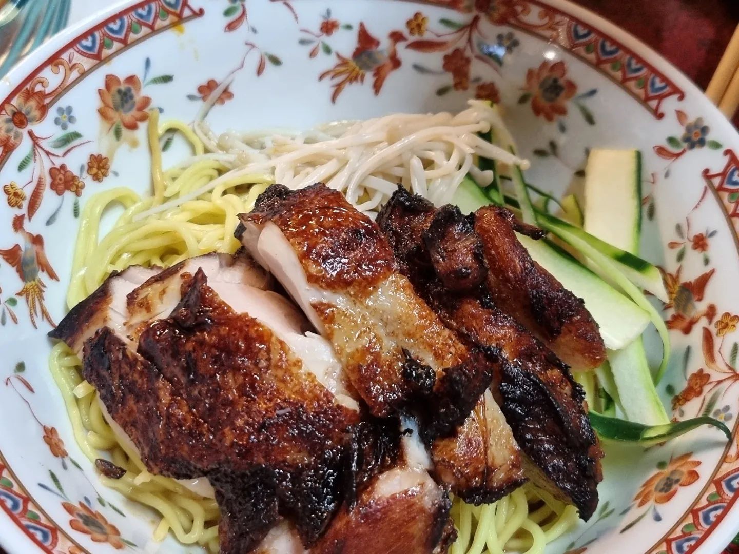 신용산역/삼각지역 맛집
노포 형태의 꺼거

꺼거의 의미
1) 형이나 오빠
2) 동년배로 자기보다 나이가 많은 남성
3) 사랑하는 그대

홍콩식 인테리어와 아날로그 감성
(손님이 정말 많아 많이 둘러보지는 못했다)

메뉴 선정
- 돼지고기 볶음면
- 깨장 치킨미엔
- 꺼거 춘권

<돼지고기 볶음면>
간장 양념으로 고기와 열무를 볶아내어 연기를 입힌 뒤 생면에 얹어 먹는 돼지고기 열무 볶음면

돼지고기와 불맛나는 채소들의 조화
맥주와 함께 먹으면 맛났을 것 같다.

<깨장 치킨미엔>
시원하고 새콤한 마장소스와(땅콩소스)가 에그누들의 조합

그리고 그 위에 얹어진 치킨 한 덩이
(그리고 자세히보면 오이, 팽이버섯이 있다)

새콤한 비빔 국수와 소스 그리고 
팽이버섯의 쫄깃함과 오이의 아삭함.
(차가운 면과 새콤한 소스의 조합)

처음먹고 눈의 탁 뜨일 정도로 맛있었다 ㅋㅋㅋㅋㅋ

*춘권은 알고 있는 맛이기에 추천x

#삼각지 #용산 #삼각지맛집 #꺼거 #삼각지꺼거 #용산꺼거 #용산맛집 #삼각지홍콩요리 #용산홍콩요리 #서울홍콩요리 #깨장치킨미엔 #용산역맛집  #삼각지역맛집 #먹팔