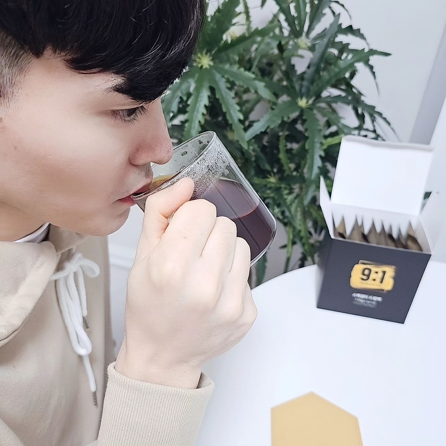 #협찬 #핸드드립 #드립백

맛있는 원두커피 마시고 싶을 땐 카페나 커피 머신 많이들 이용하시죠?

이젠 카페에 가지 않아도, 커피 머신이 없어도 언제 어디서나 맛있는 원두커피를 즐길 수 있는 [9대1커피]핸드드립 드립백 세트를 추천드려요♡

믹스커피 스틱처럼 가지고 다니면서 뜨거운 물만 부으면 👌 

최고등급(G1,SHB 등) 원두만 싱글오리진으로 100% 사용해 당일 로스팅, 당일 발송 원칙이라 완젼 👍 

국내최대용량 17g포장으로 오랫동안 따뜻한 커피를 즐길 수 있구요.

비싼 돈주고 사 먹는 커피맛 부럽지 않아요^^

오랜만에 놀러온 친한 동생이 너무 맛있다고 좋아하네요.

직장에 가지고 다니면서 마시기 좋겠다고 해서 바로 선물했답니다^^

선물용으로도 좋은 [9대1커피]핸드드립 드립백 세트로 맛있고 간편하게 원두커피를 즐겨보세요♡

#드립백커피

9vs1coffee