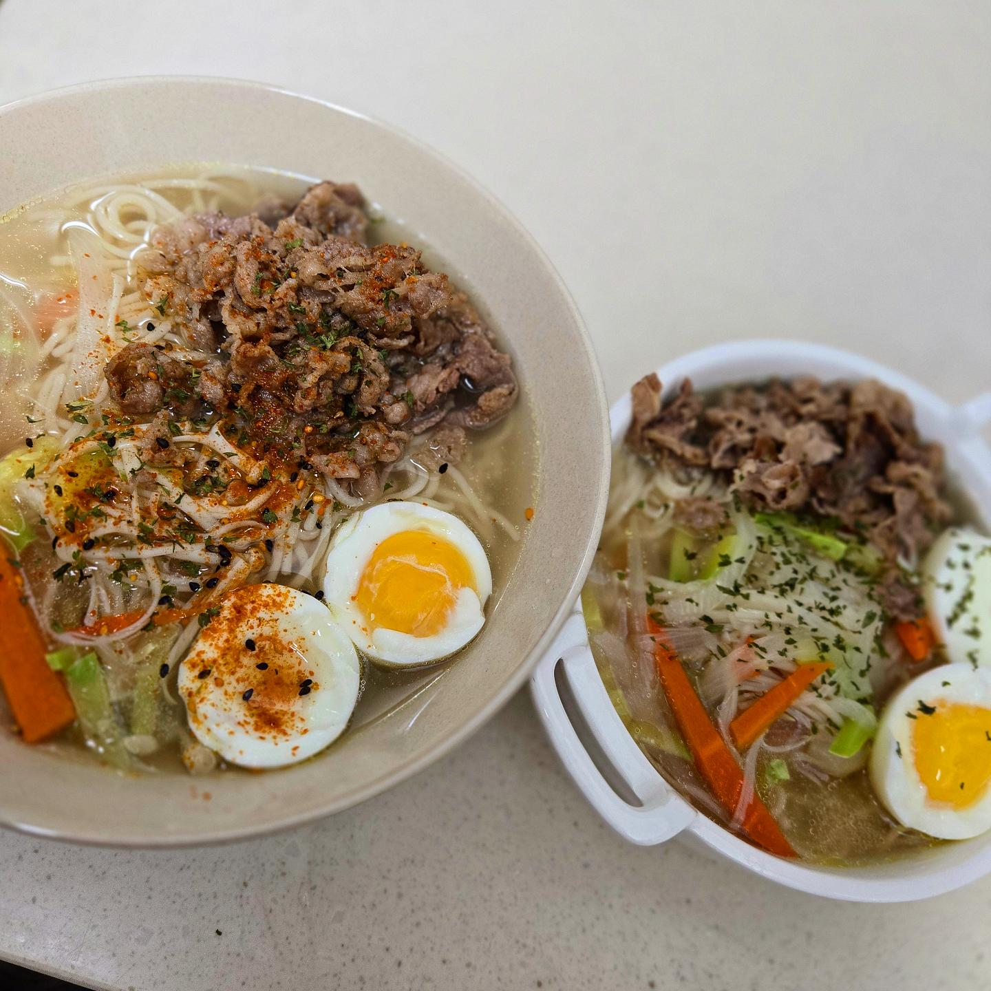 🍜
.
후루룩 후루룩🍜
 따끈한 쌀국수 국물에 고기 올려서 냠냠😋

날씨가 갑자기 추워졌으니 따끈한거 먹어야지👍

.
#국수#오늘뭐먹지#감기조심#가을#저녁#반찬