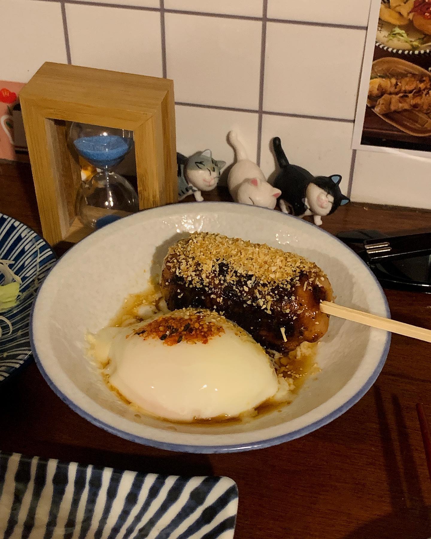 일본 거리의 꼬지집 아니예요!
여기는 대구의 요모(yomo.izakaya_ )입니다🍺
오픈 되면 늘 웨이팅인 요모,,! 오픈전부터 기다려 다찌석에 앉기 성공!!!
꼬지를 먹으러 왔기에 다리살이랑 처음 먹어본 가슴연골? <- 영준이가 환장했죠! 오도독 씹히는 오도독 살 같은 느낌입니당!

그리구 츠쿠네 먹어죠야죠! 육즙이,, 여기에 빠졌어요 저,,그리고 아무 생각없던 새송이버섯구이 꼭 시켜요! 김에 말아먹는거 처음인데 맛!있!어! 

옆테이블 치킨난반 맛있어보이네요! 담에는 먹어봐야겟따✨
#대구맛집#대구이자카야#대구카페#요모