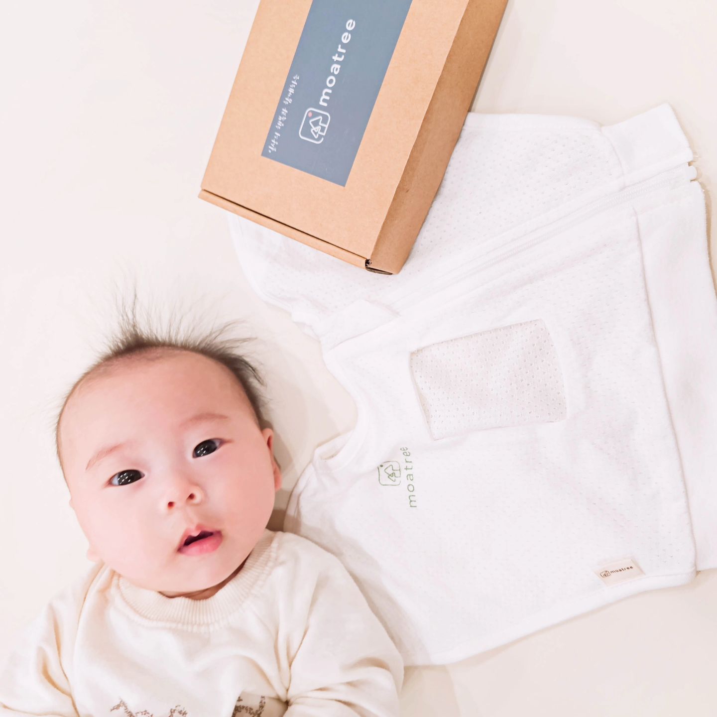 #협찬 🌟👶✨ 

샬롬! 행복한 이엘이네입니다! 🌸🎈 
둘째 라엘이는 드디어 100일을 맞이했어요! 
🎉💖 하지만 여전히 모로반사가 있어서 
속싸개를 사용 중인데요. 

열이 많은 아가라서 
통풍이 잘 되는 제품이 필요했어요. 🌬️👶

🛌 최근에는 모아트리의 
솜털바람 속싸개를 사용 중인데요! 
다리는 오픈되어 있고 
상체를 쫀쫀하게 잡아주는
디자인이 너무 마음에 들어요. 🌿🌟

❄️ 오가닉 소재의 부드러움과 
가슴 한가운데 윈드홀이라는 
시원하게 뚫린 구멍이 있어서 
아기의 땀과 열 배출을 도와줘요.

열이 많은 아이인데 모로반사는 없어지고
옷은 쾌적해지니까
컨디션도 좋아지는 것 같더요! 😌💤

🦋 마모가 있을 수 있는 부분은 
이중천으로 마감되어 
오래도록 사용할 수 있을 거 같아요. 
나비잠 스와들 찾고 계시면 한번 구경해보세요!

👉 https://smartstore.naver.com/moatree/products/9312481434 👈

#속싸개 #신생아속싸개 #모로반사 
#모로반사방지 #스와들 #출산준비 
#출산선물 #임신선물 #신생아선물 
#아기속싸개 #모아트리 #솜털바람