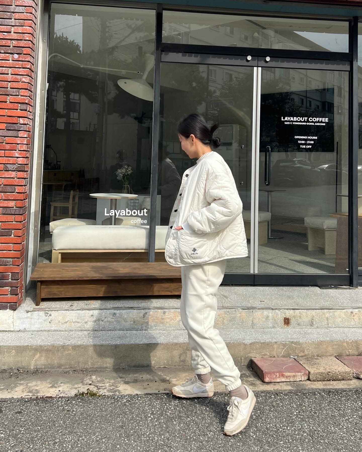 광고 | daub_official
갑자기 찾아온 겨울날씨 옷장에 넣어뒀던 
패딩개시🤍 

화이트톤에 리버시블 자켓이라 일본어 수업들으러 갈때 데일리로 잘 입는중! 

뒤집어 입으면 부드럽고 뽀송뽀송한 재질인데 
넘 귀여운 아이템이에요.

#daub #돕 #오마이걸 #효정 #omg8hk #리버시블자켓 #리버시블패딩 #패딩추천 #후리스추천 #자켓추천