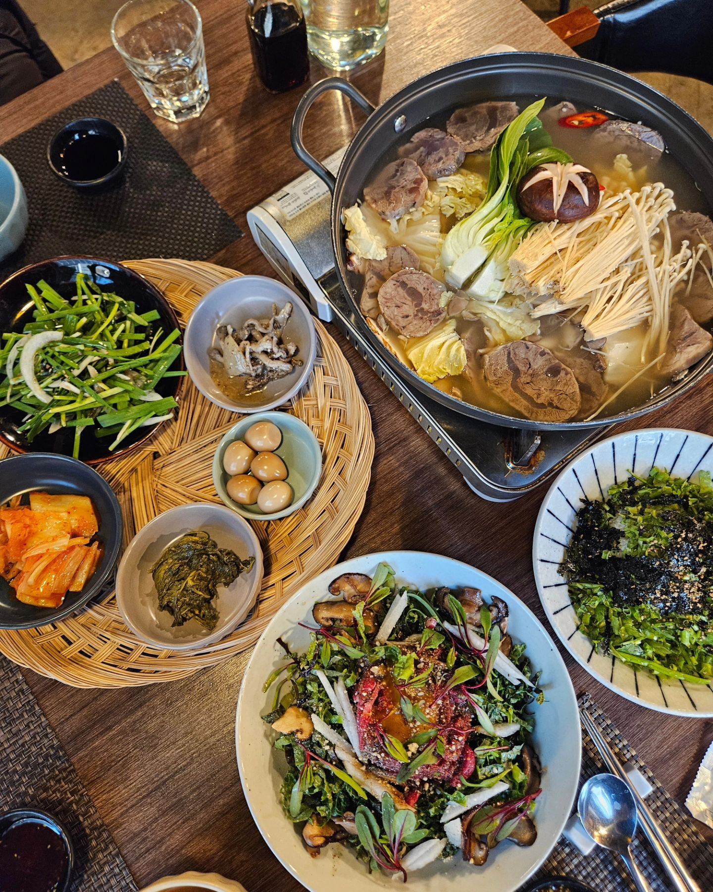 🐳고래아방🥩

제주감성요리 전문점 고래아방~~아롱사태수육이랑 육회비빔밥 냠냠~우왕 진짜 넘넘 맛도리~~😋

나 요즘 입터졌다아아~~다이어트는 2024년부터🤣🤣
ㆍ
ㆍ
ㆍ
#고래아방 #제주감성요리 #목동맛집 #양천구맛집 #목동레스토랑 #오목교역맛집 #서울목동맛집 #오목교레스토랑 #양천구레스토랑