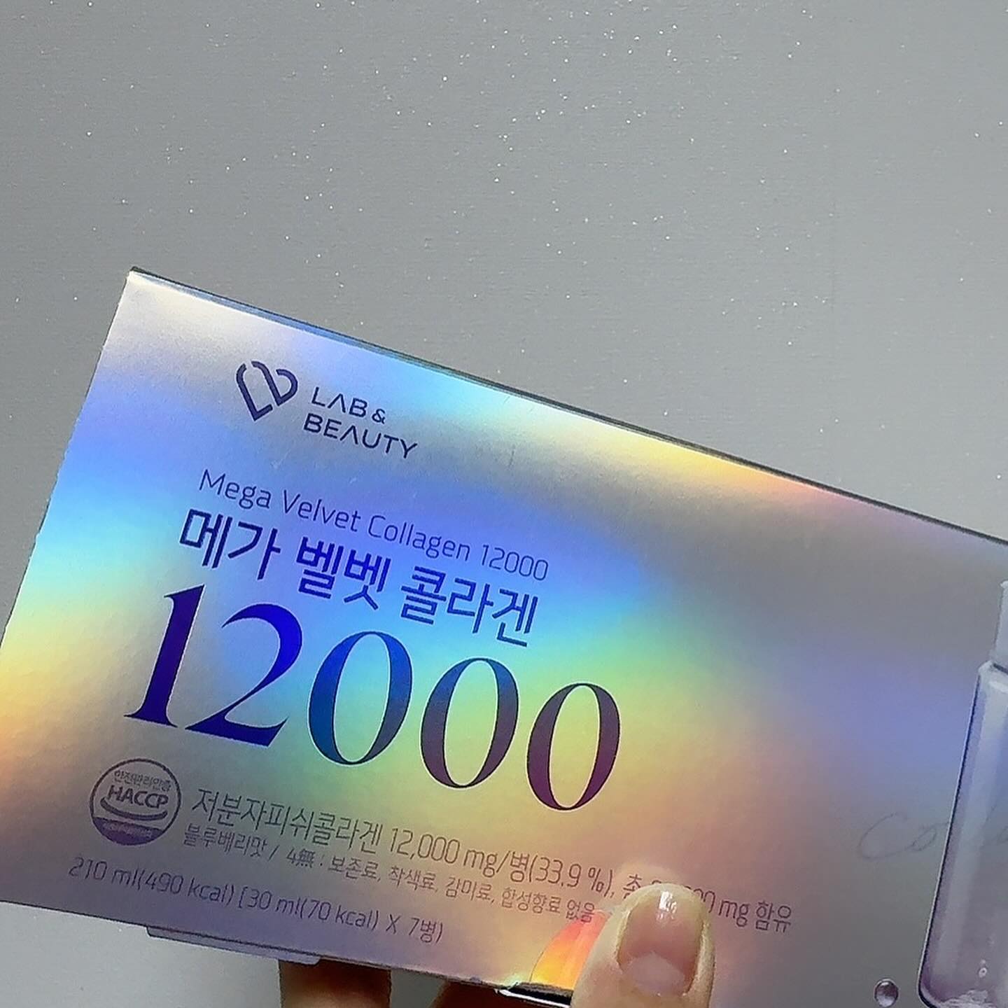 #공구예고 메가벨벳 콜라겐🩶

애낳고 체력만 쳐지는게 아니라
피부 탄력도 쳐지는중이라
한달 전부터 다시 먹기 시작한 콜라겐✨
4대 피부 구성 요소인 
콜라겐, 세라마이드, 히알루론산, 엘라스틴
모두 함유한 메가벨벳 콜라겐!

☑️1병에 12000mg인 초고농축 콜라겐
☑️저분자 피쉬 콜라겐 펩타이드 액상으로
흡수율은 높인 콜라겐!
☑️하루 1병으로 단백질 12g 섭취!
☑️화이트토마토, 글루타치온, 비타민C,E, 사양벌꿀로
부원료를 엄선하여 만든 콜라겐
☑️새콤달콤 블루베리맛🫐
(요거트, 탄산수, 물에 타먹으면 좋아요!)

건강기능식품 제조 기업인 코스맥스엔비티에서
제조하여 믿고 먹을 수 있는 콜라겐💛
하루 한병으로 하루 콜라겐 꽉 채워요🌟
내일 오전 10시 공구 오픈할게요-🫶🏻
#메가벨벳콜라겐공구