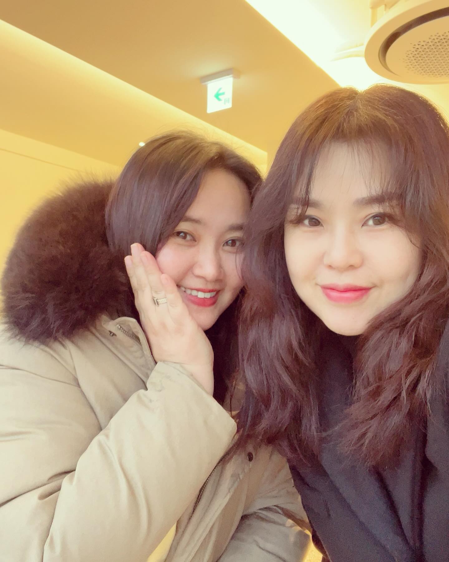 2024.1.2
내가 젤로 좋아하는 동생 design_jiahn 
만나러 수원왔당.
아빠있는 곳이랑 가까워서 
급으로 만난 역시 나는 극강의P가 확실한것𐌅𐨛𐌅𐨛 
울지안이 내새꾸 바다보러가자~새해에는 꼭^^
아니 우리 계획잡았지 치앙마이~ㅋ
올만에 급으로 봤지만 역시 사랑해^^
담에도 급으로 바다가자 할꺼야~준비없이~ㅋ
기대해ㅋ
.
.
#동생#수원은사랑입니다#찐동생#사랑해❤️#여행가자#극강의p형인간#ㅋㅋㅋ#방가워#바다가자🐳
