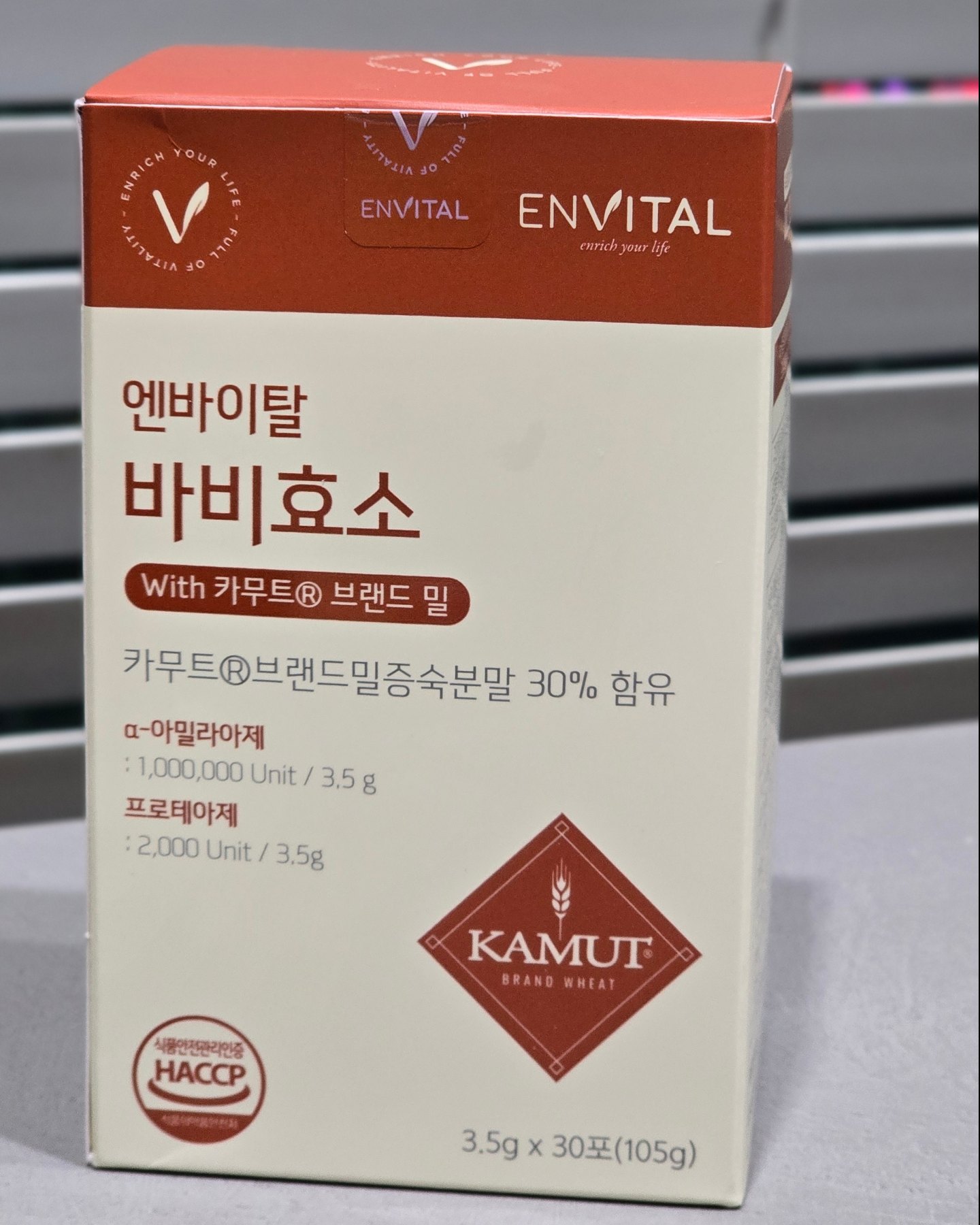#협찬 official_envital

요즘 생일에 외식에 
밥약속에 자꾸 먹을 일이 많아진 

과식 후에도 걱정 없는 나만의 소화템
엔바이탈 바비효소 카무트R브랜드밀

캐나다산 정품 카무트 브랜드 밀로
만들었구
고역가수치가 무려 1,002,000 unit
1포당 3.5g의 효소가 들어있어서 
하루에 1포만 먹으면 충분

고소한 밤맛 효소
그냥 먹거나
물에 타서 마셔도 되고, 
요거트나 스무디에도 ok

특히 밥이나 빵
등의 탄수화물을 섭취한 날,
과식 후에도 
속이 편안해지는 느낌

#엔바이탈 #효소 #바비효소 #카무트효소 #카무트효소브랜드밀 #역가수치 #카무트효소추천