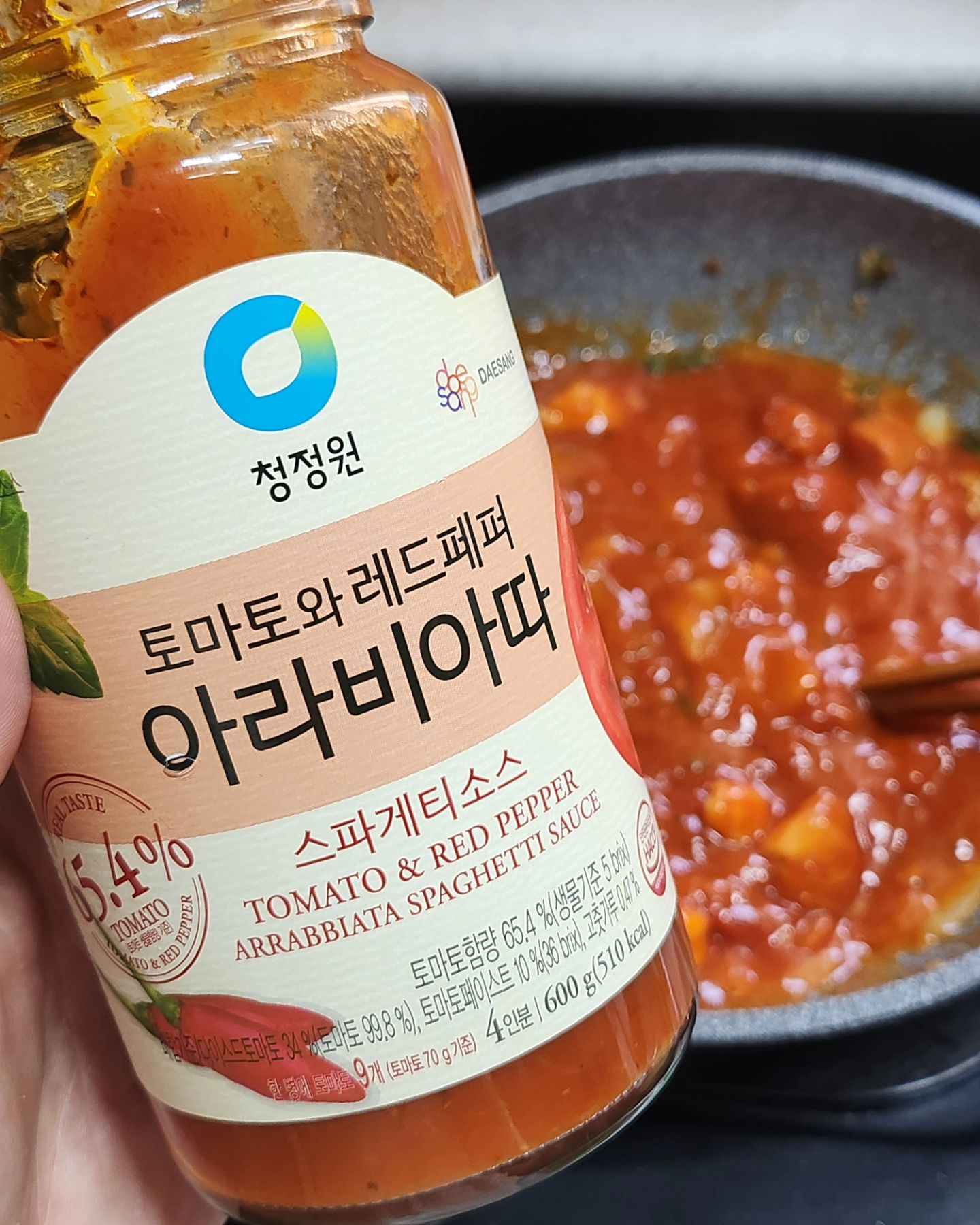 .

청정원 스파게티소스 
토마토와 레드페퍼 아라비아따 스파게티소스 

약간 매콤함이 있어 느끼함 없이 먹을 수 있습니다 😁

#스파게티소스 #청정원스파게티소스 #토마토와레드페퍼아라비아따 #내돈내산