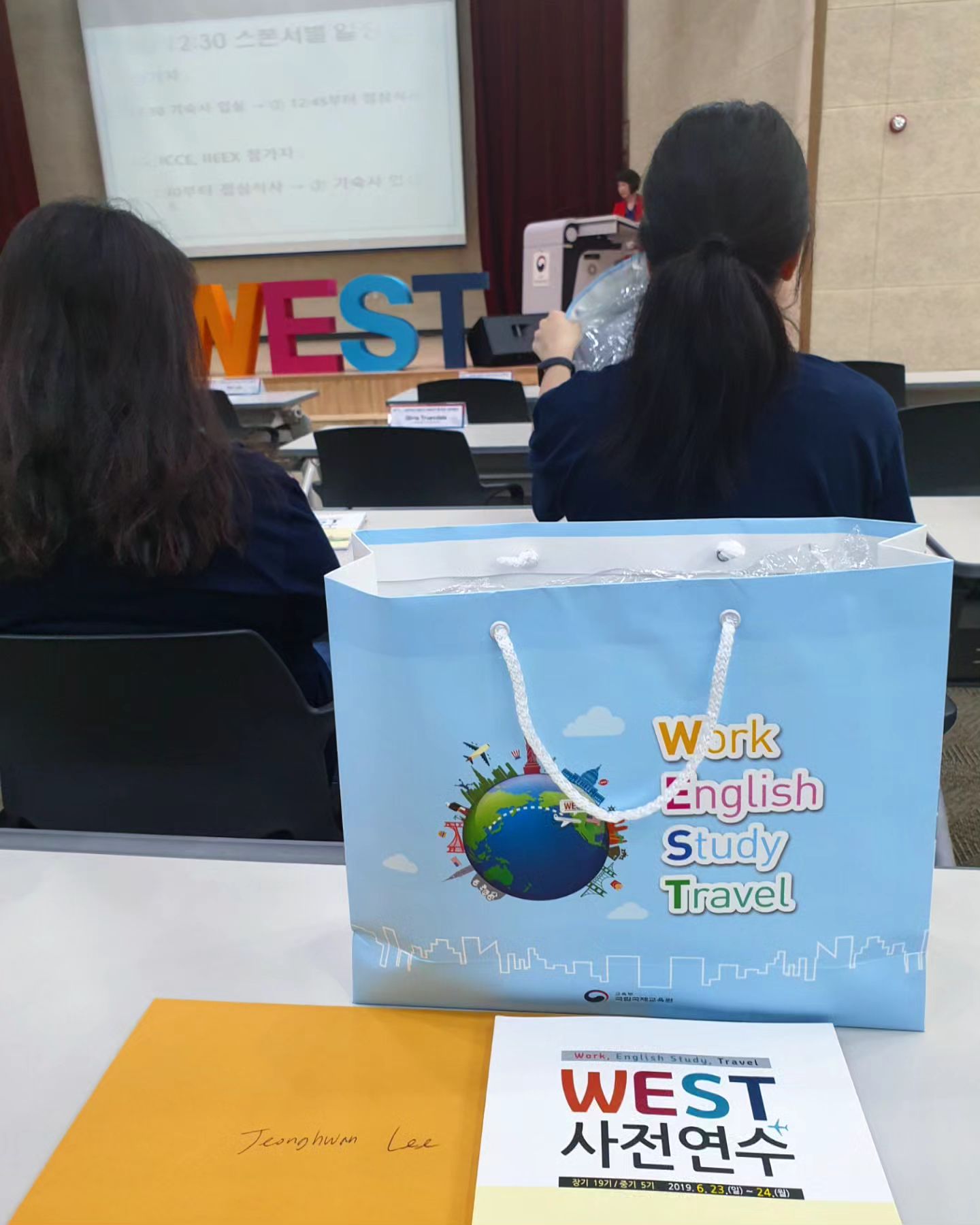 WEST 프로그램에 대해 알아보자!🌎✨️
KOREA WEST Program koreawest_official
[2024년 상반기 한·미 대학생 연수(WEST)]
'
안녕하세요, WEST 서포터즈로 활동하고 있는 이정환입니다!🙆🏻‍♂️👍🏻
대학생들이 글로벌 감각을 갖춘 핵심인재로 성장할 수 있도록 지원하는 대표적인 정부해외인턴 프로그램인 WEST 프로그램에 대해 알려드리겠습니다!
'
WEST(Work, English Study, Travel) 프로그램은,
어학 연수와 인턴 근무를 연계한 프로그램으로 교육부의 글로벌 현장 학습 프로그램입니다!🌎✨️
'
저는 WEST 프로그램 중기 5기를 마친 이수자로 L.A에서 어학 연수를 마치고 San Diego에서 인턴을 마치고 왔습니다! 앞으로 저의 WEST 프로그램 참가 후기를 공유드리도록 하겠습니다!
'
◾️프로그램 구성
- 장기 WEST: 어학 연수 4개월 + 인턴 8~12개월 +여행 1개월
- 중기 WEST: 	어학 연수 3개월 + 인턴 6~8개월 +여행 1개월
◾️참가혜택 : 참가비, 항공료, 어학연수 생활비 및 인턴 생활비
*소득분위에 따라 차등 지원 및 어학연수비를 대출가능
'
◾️지원대상: 대학 4학기 이상 이수 재·휴학생, 최근 1년 이내 졸업생
◾️신청 기간 : 2024년 2월 13일 (화) 10:00 ~ 3월 20일 (수) 17:00
◾️소득분위 확인 신청 : [졸업생 제외] 한국장학재단 누리집 신청
◾️온라인 지원 : 월드잡플러스에서 온라인 지원서 작성 후 제출
◾️서류 신청 : 소속 대학 WEST 프로그램 접수처 서류 제출
'
어학 연수와 다양한 미국 인턴십 경험이 가능하고 각종 지원과 비자 발급이 쉽다는 점 등 장점이 많은 프로그램으로 해외인턴에 관심이 있는 대학생이라면 알아보는것을 추천드립니다!🙋🏻‍♂️
'
#WEST #WEST프로그램 #한미대학생연수 #WEST서포터즈 #미국인턴 #국립국제교육원