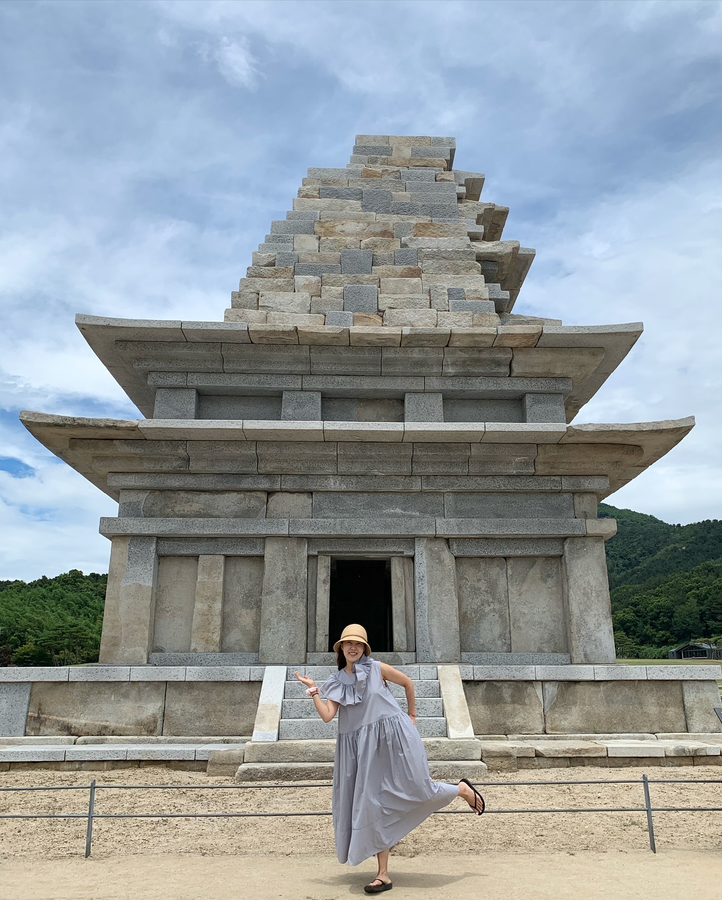 전직 선화공주 ,미륵사지석탑 다녀왔습니다 🩶
↘️ ㅇ ㅣ거 진짜임 ....(공주병아님) ㅋㅋ 
청소년문화축제때 저런거 했음 ^^ (흑역사) 

유네스코세계유산으로 선정된 백제 미륵사지석탑 

어릴때 여기 앞에서 할머니가 싸주신 김밥먹을땐 
일제의 잔해로 콘크리크 범벅된 미륵사지석탑이었는데,
이렇게 복원된 모습을 보니 더 감회가 남달랐어요🩷

주변 정비랑 박물관도 잘되어있으니,
여기 꼭 가보세요🩵🤍

그리고 미륵산 순두부 먹으러 가는 건 국룰 🔺😎

#익산미륵사지석탑 #미륵사지석탑 
#익산여행 #전주여행 #익산미륵산
 #소띠맘 #소띠맘소통 #흰소띠맘 #ootd #자부데이 #자부타임 #주부모델 #뷰티모델 #3040모델 #중안부짧게 #메이크업팁 #koreanbeauty #동안메이크업 
 #ootd #자부데이 #자부타임 #주부모델