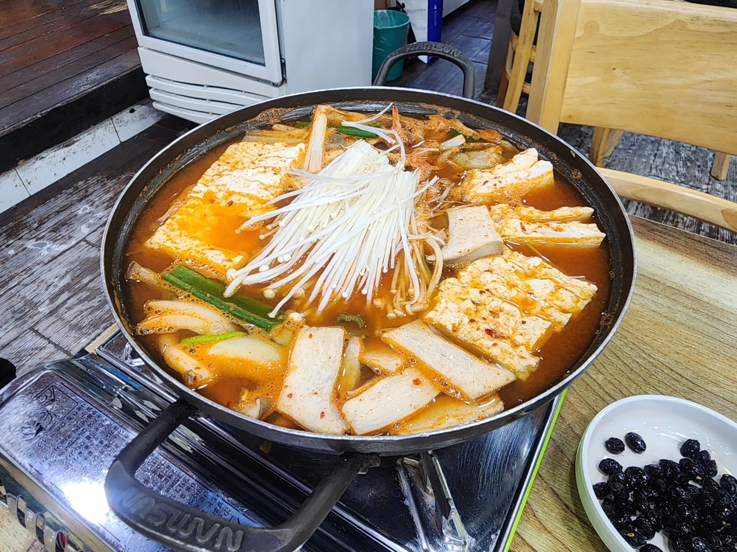 #도봉산두부
도봉산 초입에 위치해 있어
등산 하지 않아도 맛 볼 수 있는
맛있는 옛두부전골🥘🥘🍲
숲바람 맞으며 계곡 흐르는 소리 들으며🌿🌿🍃
지평막걸리에 두부전골 호로록🍶🍶🍶
직접 만든 두부라 더욱 꼬소꼬소😋😋😋
막걸리가 술술 들어가드앙🤪🤪🤪
자세한 이야기는 저의 또다른 채널
유튜브 혼술_헤라 채널에서 즐감해주세용❤️
#구독과좋아요는사랑입니다
#유튜브꿈나무
#유튜버혼술헤라 
.
..
.
#도봉산맛집 #도봉산역맛집 #서울맛집 #두부전골맛집
#두부전골 #서울두부전골맛집 #아재입맛 #등산맛집
#먹스타그램 #맛스타그램 #지평막걸리 #막걸리그램
#막걸리 #술스타그램 #먹스타 #먹스타소통 #맛집