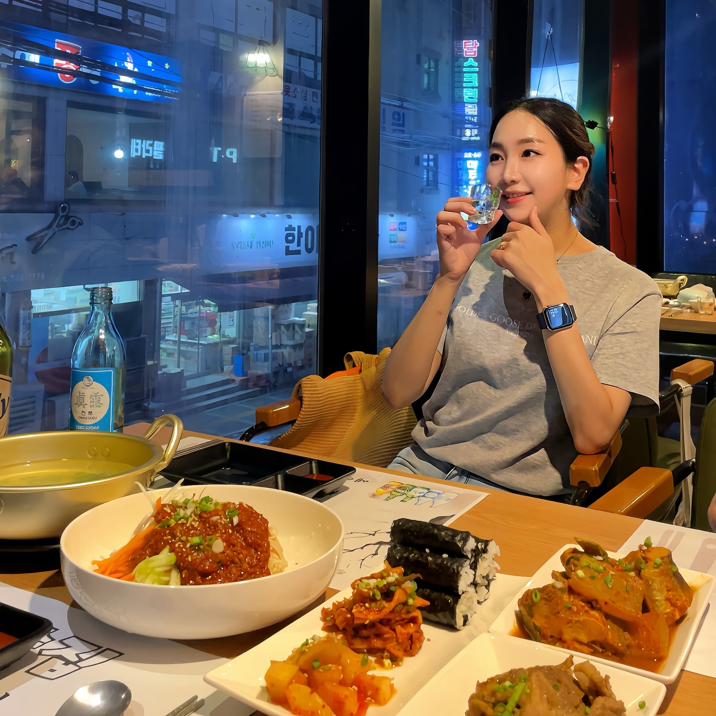 오늘 정은이 이층술집 간다던데 언니도 가고싶다!!!!!!!!

퀄리티 좋은 안주요리가 무려 13~15가지 나오는데
술까지 무한리필로 인당 35,000원인 요즘 빠진 #천안술집 🤩
위치도 #두정동 #두정역 근처라 다른 지역분들에게도
추천하고 싶은 #삼촌카세 #이모카세 #실비집 이랍니다 😍

정은이가 친구들이랑 먹으러 가는건데도
오늘은 무슨 메뉴가 나올지 기대되 💘