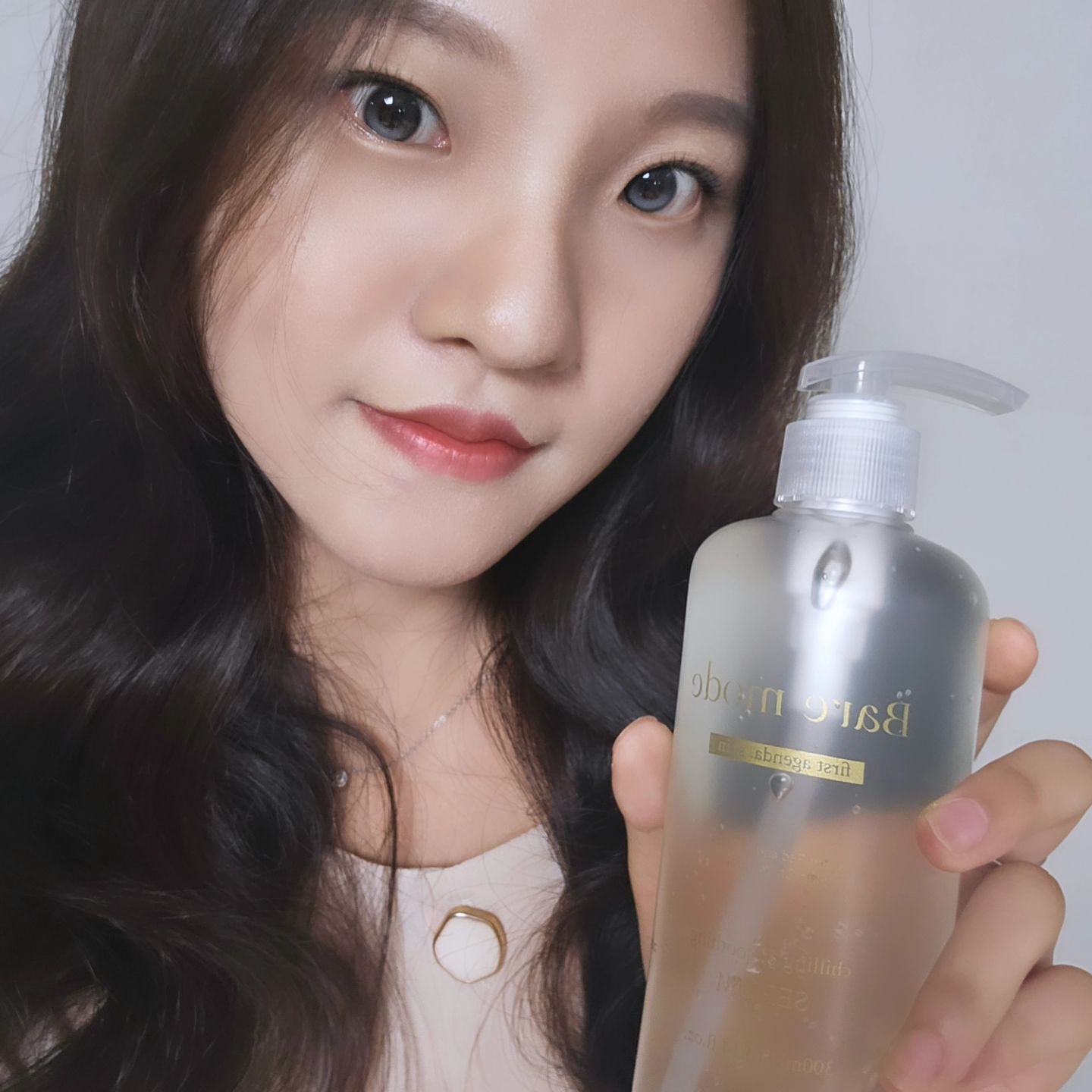 베어모드 칠링 앤 수딩 세럼🌿
baremode_official 

이번에 수딩 세럼을 다 사용하기도 했고
날씨도 더워서 그런지 홍조와 피부의 열감이 있어 
열감 내려주는 세럼을 찾던 중에 
베어모드 브랜드에서 칠링 앤 수딩세럼을
보내주셨어요🤭

수딩 세럼의 제품 후기를 보여드리려 해요🤭 

수딩 세럼은 피부의 열감을 내려주고
상쾌한 쿨링감으로 촉촉하고 건강한 피부를 
유지하도록 도와주는 세럼이라 합니다 🤭
 
수딩 세럼에는 피부 진정에 도움을 주는 
병풀 추출물과 알란토인 그리고 알로에❗️ 
수분을 채워주는 푸코이단 과 베타글루 칸 ‼️
수분 장벽을 잠금해주는 덱트판테놀까지‼️
많은게 들어 있다고 하네요🫢

향을 궁금해 하실 것 같은데 타 제품들 같은 경우에는 무향이 거의 많은데 
베어모드 세럼은 은은한 꽃향이 나는 세럼이었어요🤭💐

제 피부가 수분이 들어간 기초 제품을 바르지 않으면 건조해지는 피부인데
수딩세럼을 바르고 메이크업을 하니까 열감도 내려가고 속건조 까지 없어서 놀랐어요🫢

기초 제품 바르려면 손으로 하는데 할때마다 불안 했는데 실리콘 팩 브러쉬가 있어서 청결하고 편하게 메이크업을 할 수 있어요❤️

그리고 저번에 피부에 났던 트러블과 열감으로 인하여 홍조기들이 보였었는데 약산성인 수딩세럼을 꾸준히 발라서 그런지 홍조가 심하지 않고 트러블도 많이 없어진 상황을 보실 수있어요🫢
 피부의 열감 , 트러블과 쿨링감으로 개선해준다고 했는데 정말이었네요🤭
베어모드 감사해요🩷

피부가 좋아지고 싶거나 트러블과 홍조기를 없애고 싶다면 적극 추천합니다😁👍🏻

여러분도 자연으로 느낄 수있는 수딩세럼을 구매해서 사용해보세요🤭

사이트에 들어가시면 더 자세한 제품들도 만나실 수있어요 많은 관심과 사랑 부탁드려요🤗🩷
https://smartstore.naver.com/baremode/products/9921009582

 #베어모드 #쿨링팩 #Baremode #모공앰플#알로에 #세럼 #쿨링세럼 #에센스 #수분세럼 #체험단

#협찬 #제품제공 #캐스팅 #캐스팅디렉터 #지망생
#좋아요 #좋아요반사 #좋아요테러반사 #훈녀 #팔로우 #디엠