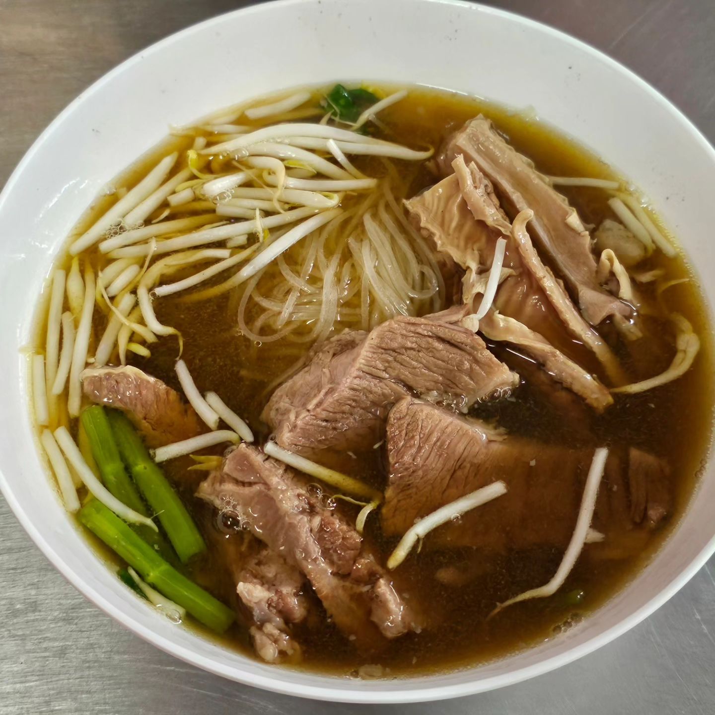 20231113
#방콕여행 3일차

#방콕맛집 으로 유명한 #나이쏘이
우리 입맛에 잘 맞는 #갈비국수
10년전에 먹어본 적 있었는데 맛은 있는데 양이 아주 적었던 기억이...

아침 7시면 오픈하기에 아침식사하기 좋음.
옛날이랑 인테리어가 확 바뀌었고
주문하니 국수는 빠르게 후다닥 주심!

갈비국수 L 200바트
소고기국수 L 120바트
짜조 80바트

진한 갈비탕에 부드러운 갈빗살과 소고기가 들어있는 느낌.
맛이 없을 수가 없긴함. ㅋㅋ

근데 갈비국수 라지가 200바트면 
다른 곳에 국수 2~3그릇 가격이네요. 많이 비싼게 흠이랄까?

#나이쏘이
#NaiSoie
#ร้านก๋วยเตี๋ยวเนื้อนายโส่ย
https://maps.app.goo.gl/5nT92jdJCd8QgiDPA