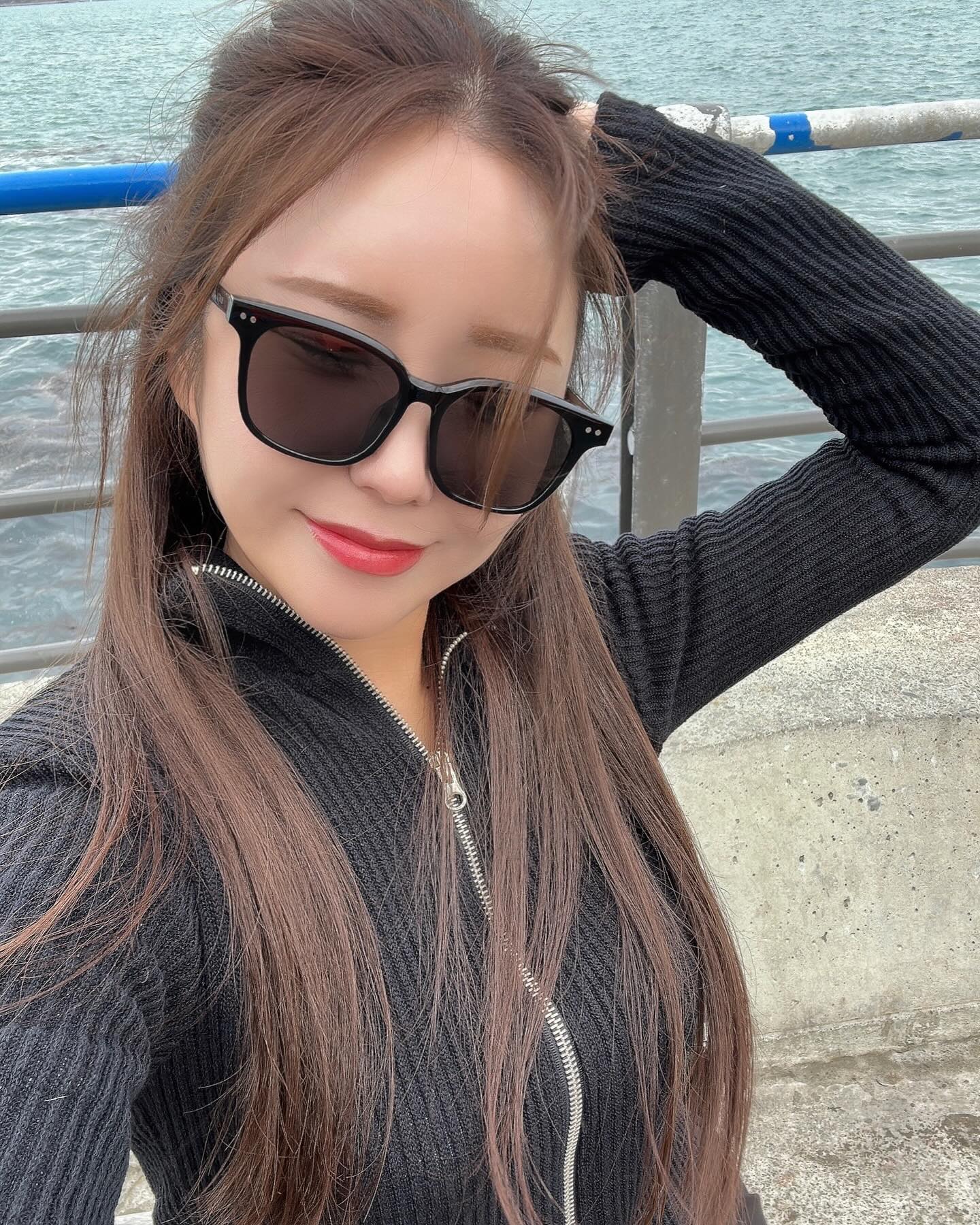 #협찬 rieti_eyewear 
주말에 리에티와 함께 강풍 뚫고 콧바람 쐬러💨
가볍고 트렌디한 디자인의 리에티: IRA RT E6016
선글라스 잘 안어울리는 중안부가 긴 얼굴형..(?)이라
아무거나 못쓰는데 얼굴 작아보여 왜 🕶️

#썬구리맛집 #리에티 #리에티아이웨어 #선글라스 #리에티선글라스 #안경 #리에티안경