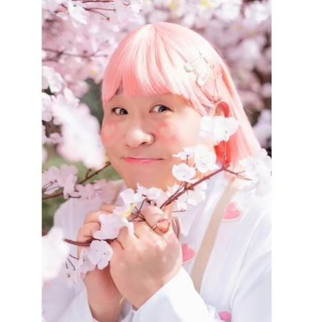 #신고  #개인팬 #부끄러워 #모던락_을사랑했던팬 #외모_뭐가_중요한데

아 진짜 님들은 부끄러움도 모르십니까?
오해임에도 불구 사람이 그렇게됬음에도 불구
사과한마디 없이 글을 계속 신고하시네 역시 대단들하셔
선동에 중심에는 그분이있겠지 너님이 제일 나빠
알기는하는지 나이는 그냥 떡국먹으면서 한살씩 먹어간건 아닐텐데

우리엄마 혼자벌어서 나 케어하는데
그 일 후로 공황증세 심해져서 과호흡이 하루에도 여러번오고
자다가도 그래서 우리엄마 혼자 벌어서 나케어하는데
출근도  못하고 있는데 crps약값만얼만데 산정특례받아도
마약성진통제.패치가 비급여라 안그래도 허리 휘는데
나 잘못될까봐 일도 못하고 있고..
엄마한테는 왜이렇게 됬는지 그냥 우울증이 심해지고
잠도 못자서라고 둘러댔는데. 내가 어떻게해줄까요...
사과 제대로받을때까지 글내릴 생각없어요
이게 내 최선의 배려라면 배려입니다.
우울한마음이 괜찮아 지는중 과호흡증세가 안그래도 심해져서
엄청 힘들었는데 거기에, 기름부어주셨죠^^
 
아마 속으로 그게 뭐라고 공황발작.과호흡 그렇게 생각하겠죠
사람은 본인일이 아니면 아무렇지 않게 생각하며
겪어보지않으면 그힘듬과 고통이 어느정도인지 모르죠^^
본인이 애정하는사람 심기생각으로 본인 잣대로 오해하고
앞으로 조심하라는 으름장까지...
상대방이야 어떤상처를 받던말던 일단뱉고 보는...
진짜 부끄럽지 않나요?

난 미안하고 부끄러운맘에 더 할말도 없고 사과부터할건데 말이죠

덧붙이자면 밴드의 중심은 드럼이라고 했던게 거슬렸을 모양
보컬도 중요하고 보컬의 꽃이라고 한다면 드럼은 합주의 중심
락을 조금이라도 아는사람이라면 알텐데...
몽니처럼 핸드싱크말고 제대로 올라이브 많이하는 밴드라면 더더욱