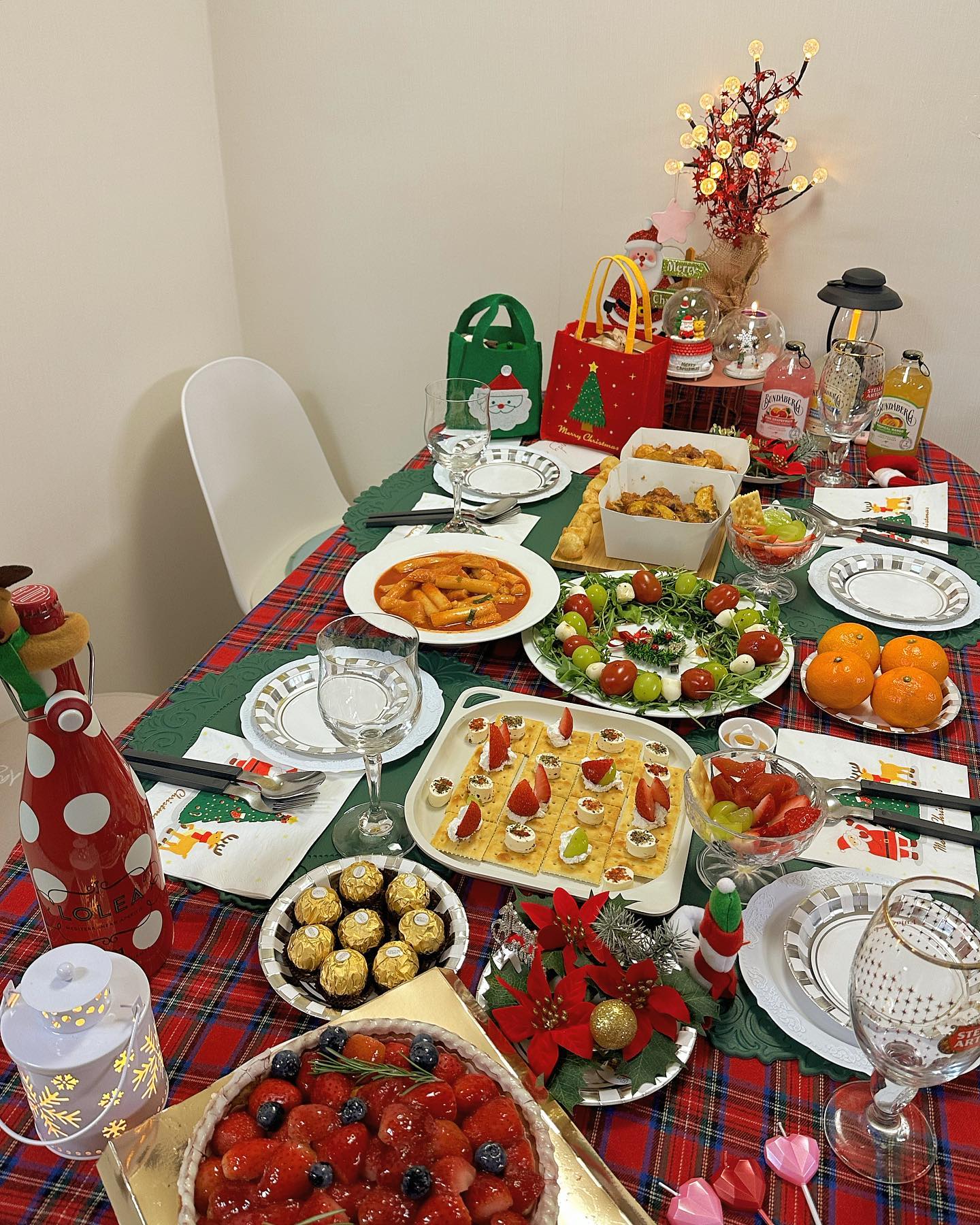 크리스마스파티 성공적🎅🏻

우리를 위해 레시피 연습하고 집도 예쁘게 꾸며논 gii_rinda 넘 사랑스럽드앙💕
오조오백번 감탄하고 화가 pretty_lidya 님과 함께 와구와구 먹기🥰 

서로 말하지않았는데 크리스미스 선물도 챙겨오구 언니들의 편지읽구 눈물광광🥹 

어디서나 서로 아껴주고 신경써주는 모습이 너무 예쁜 우리 오늘도 추억쌓기 끄읏🎄