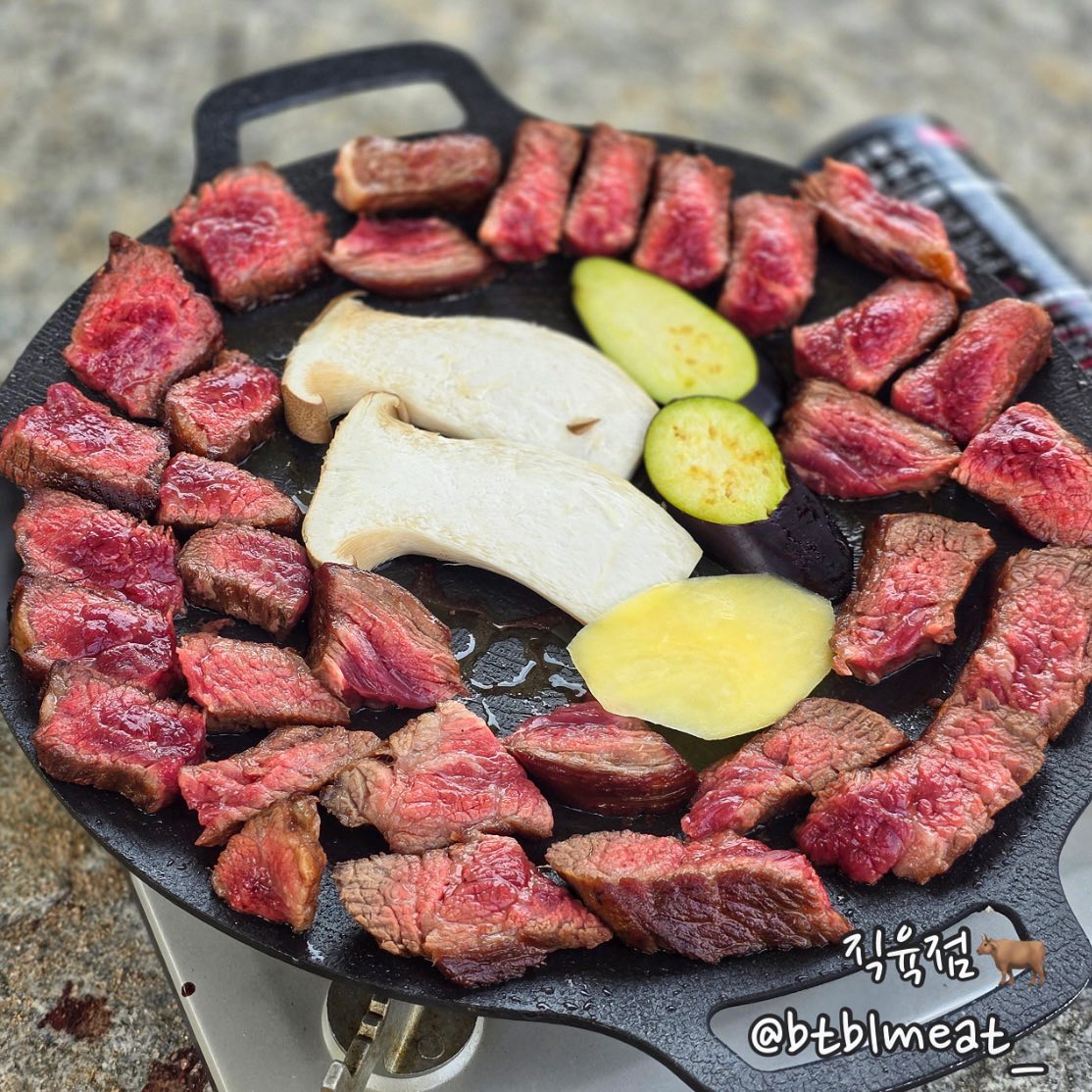 #협찬 #직육점 #우대갈비 #소갈비찜
안녕하세요:) 요즘 밖으로
캠핑이나 물놀이 가시는 분들 많으시죠?!💙
밖에서 구어먹는 고기는 언제나 맛있잖아요😄
직육점에서 보내주신 우대갈비,소갈비찜을 먹어보았습니다😉

직육점 우대갈비는 최상위의 CAB라등급으로
속지방 비중이 높은 앞갈비와 고기가 얇은 뒷갈비를
모두 제거한 우대갈비😉
마블링이 너무 예쁘고 신선도도 높고 고기가 두툼하니
먹기전부터 기대가 되더라구요🤤🤤
밖에서 구우니 분위기도 좋고, 굽기도 알맞게 굽혀져서
질기지도 않고 육즙가득 식감도 너무 좋더라구요😋
고기 와사비조합을 좋아해서 와사비에 찍어먹으니 짱맛💛
한팩에 600-700g으로 갈빗대가 2쪽 들어있어요😊

직육점의 또다른 메뉴!!😆
미국산 소갈비찜인데요~! 근막도 적고 근섬유가 단단 
살도 큼직큼직하니 커서 갈비찜 하기 너무 좋더라구요😋
고기가 딱 보자마자 신선해 보여서 잡내도 히나 없더라구요~!
지방층이 많은 살코기부분이라 압력밥솥으로 갈비찜하면,
야들야들하니 부드럽고 너무 맛있답니다👍🏻👍🏻

직육점은 직수입을 통해 중간 유통마진을 없앤
좋은 가격으로 좋은고기를 드리는 곳이라
고기 찾으시는 분들, 무조건 클릭클릭 구경가보세요😁
오늘도 btblmeat_ 잘 먹었습니다.🙇🏻‍♀️