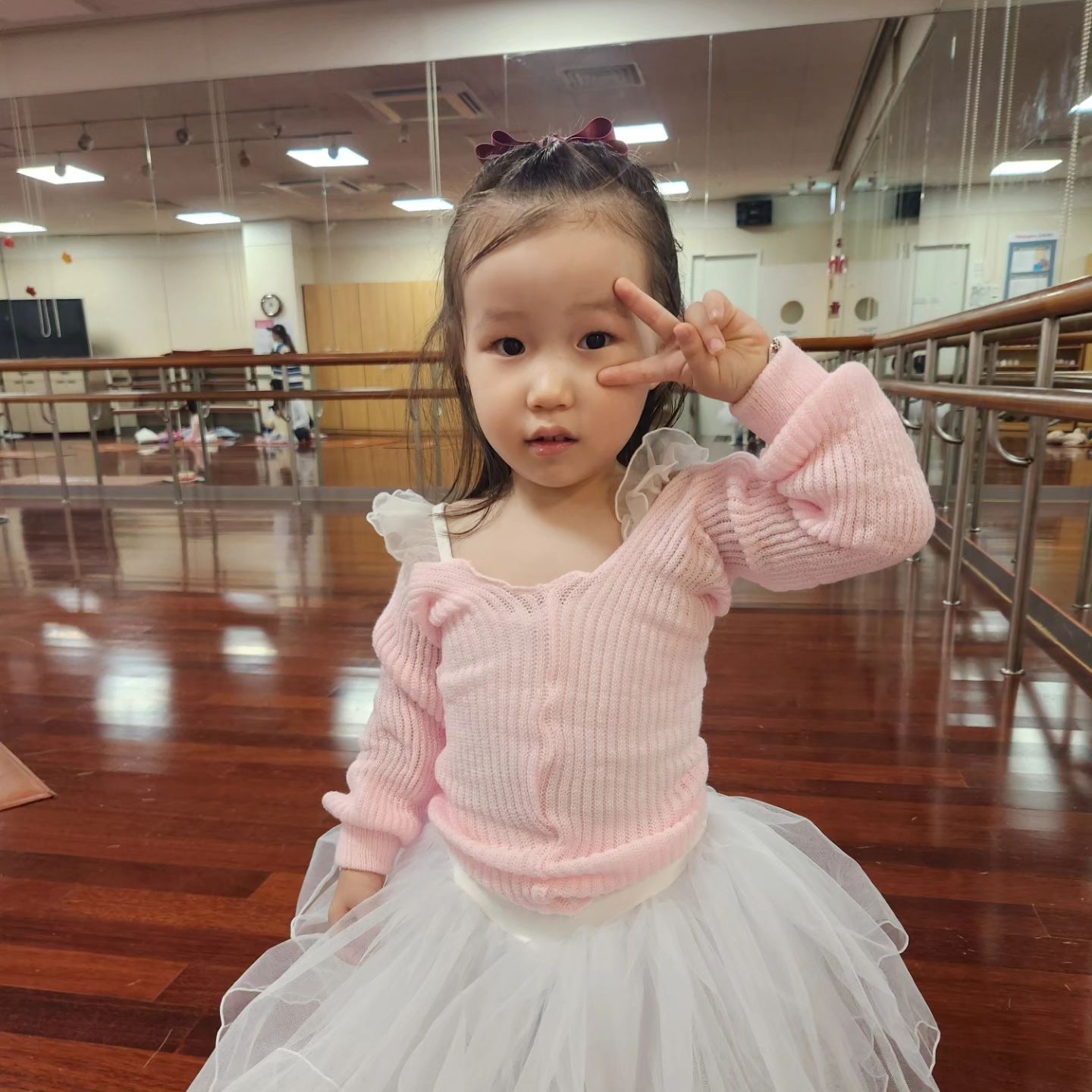 #인생1180일차 #하현서 #하똑똑 

하루가 다르게 말하는것에 놀라고
하필 자전거 사준시기가 추워질때라 못탔는데도 
몇번 안 타고 탈줄알아서 놀람ㅋ
점점 똘망똘망해지는 우리 하현서
본인 자전거이지만 친구타보라 양보하고
떼쓰지않고 고집부리지 않아 너무예쁨
한동안 말을 너무 안 듣더니 조금은 좋아짐ㅋ
금쪽이를보고 어제는 생각이 많아져서 오늘은 화를 많이안냈다
특히 아침엔 큰소리 안치고 등원시킨 내자신 칭찬해ㅋㅋㅋ
