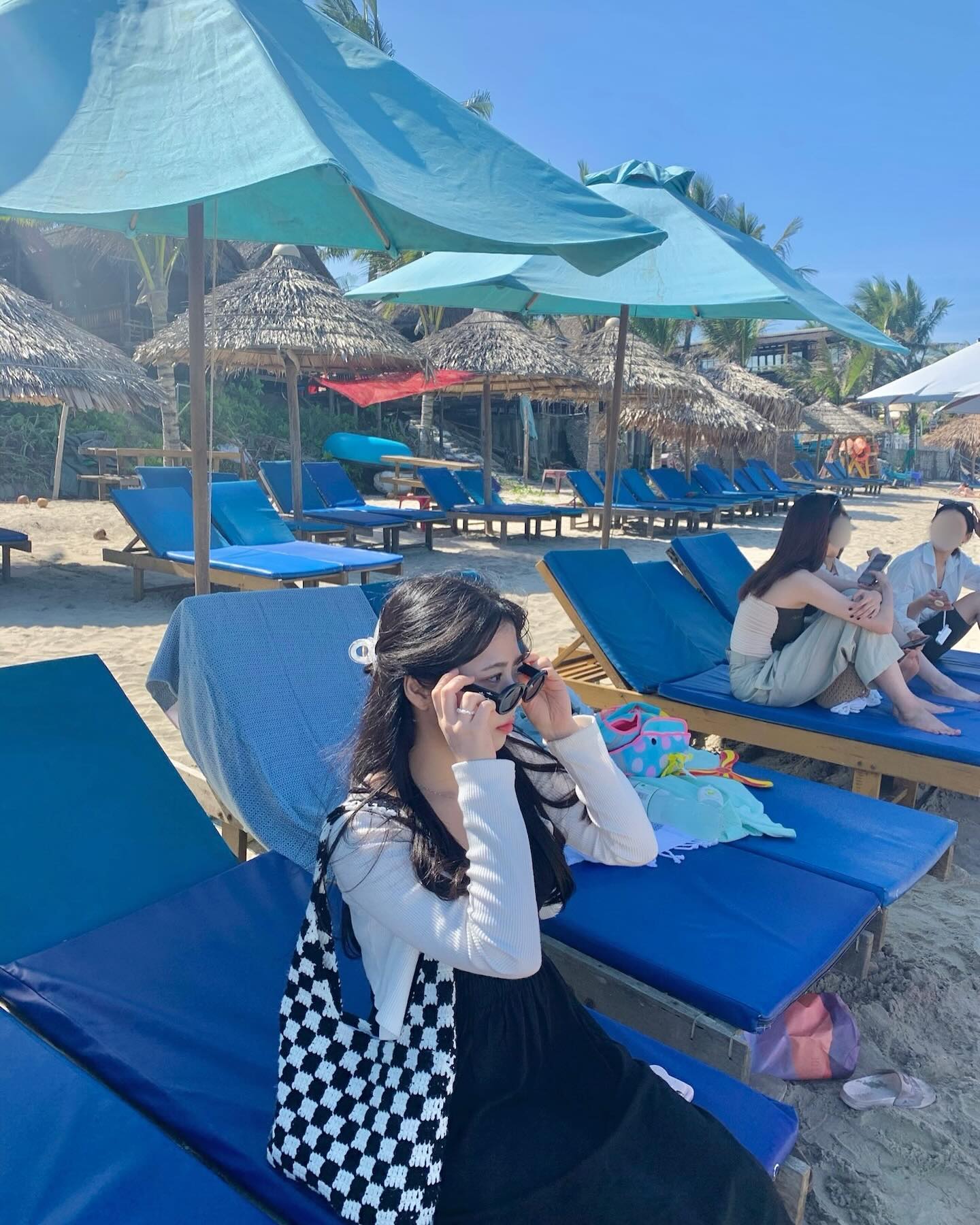 이제야 올리는 베트남 마지막날 🇻🇳🏖️
원피스,가방,머리집게핀 다 한시장에서 샀는데 
완전 대만족 🫢💛
하루는 여행지에서 산 옷입고 여행다니는게 
내 로망?이였는데 이뤘당ㅎㅎ
.
.
.
.
#베트남여행 #호이안여행 #안방비치 #베트남여행지추천 
#해외여행 #베트남안방비치 #여행에미치다_베트남