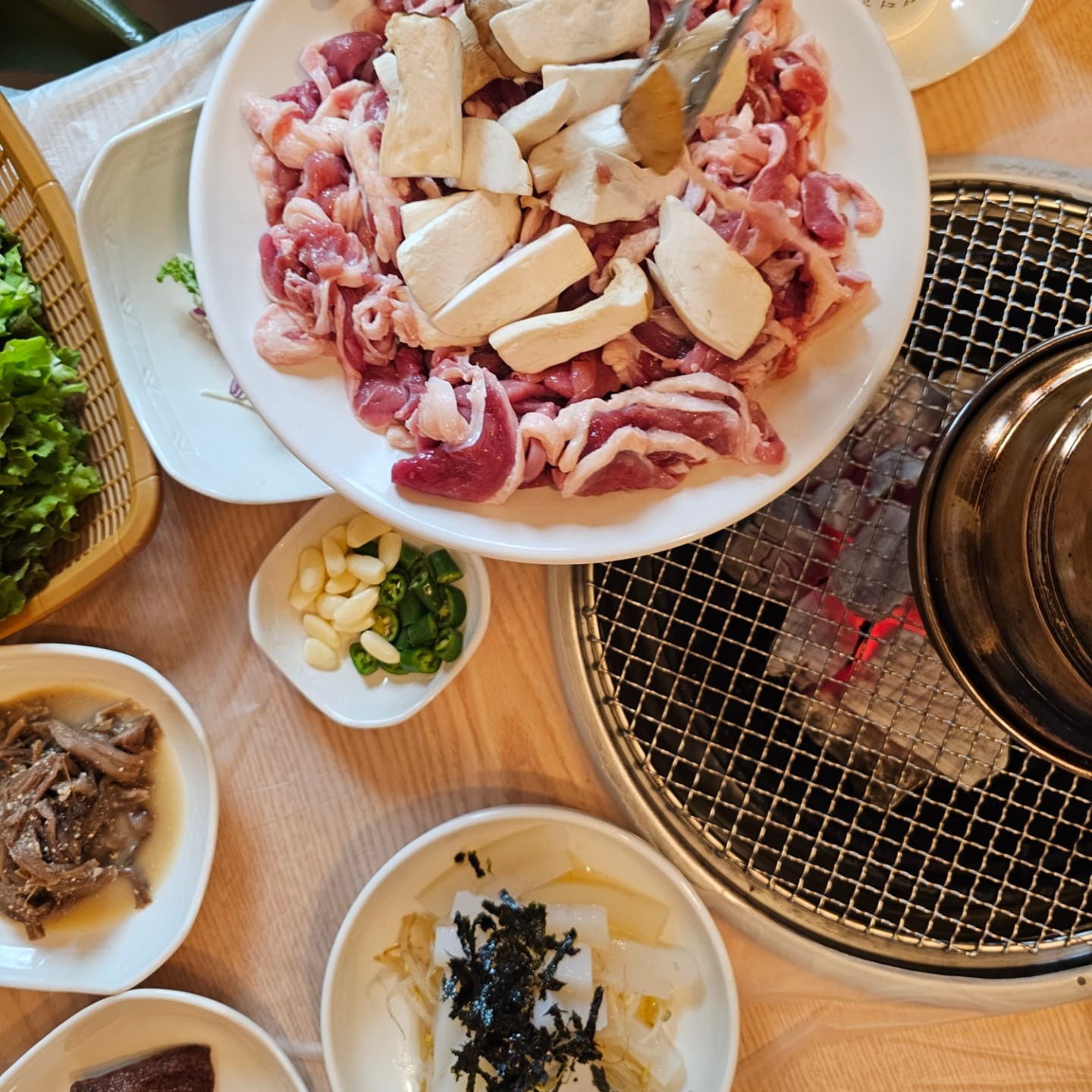 팔공산 오리고기 맛집!
오리보쌈이 유명한 곳인데, 새롭게 생오리구이 주문해보았더니
이것도 맛도리! 고기가 신선해서 다 맛있는듯 ㅎㅎ
밑반찬도 잘나오고 마지막에 나오는 죽이 별미! 🍚💘
놀이방있고 룸도 많아서 모임하기 좋고
별관에 연회장, 숙박시설도 있어서 단체행사하기 딱인듯🤭
📍추석연휴에도 정상영업한다는 꿀소식!
#팔공산오궁
#팔공산단체식당
#팔공산룸식당
#팔공산오리고기
#팔공산오리맛집