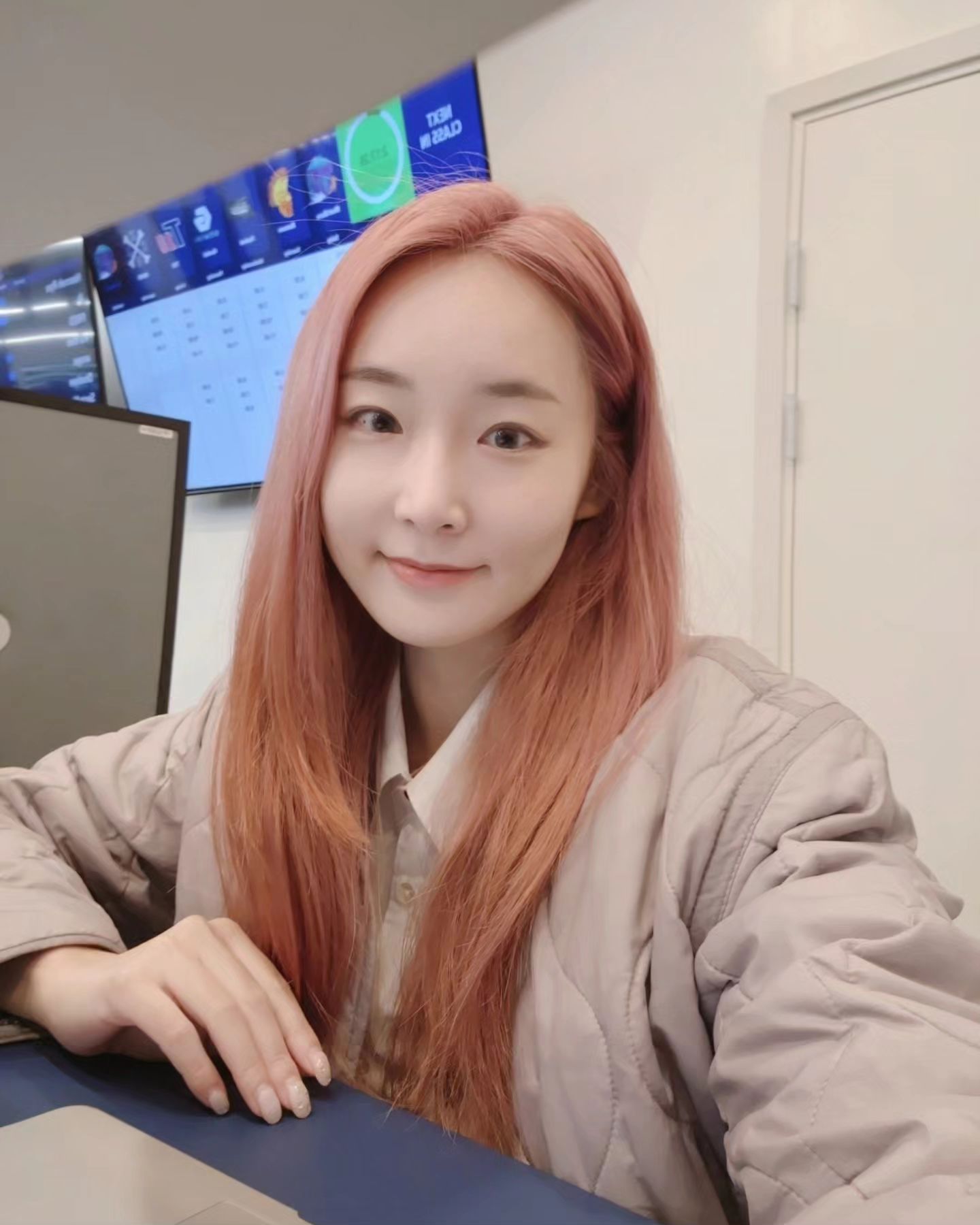 #AD

팽하🩷

문사오 매니저 팽매입니다.
그랜드 오픈 시기인 7월부터 함께했으니
벌써 반년이 넘었네요?

평소 화려한 샵메이크업에
드레스업만 하다가
매니저룩은 민낯에 편한 옷..
갭 차이가 어마무시한디요 😎

새벽을 열고
출근 전 운동하고 가시는 멤버 분들 보면
존경스럽고 긍정적인 에너지가 느껴져서
너무나도 행복해요. 🧸

CJ하면 식품, 식품하면 CJ
🩷 그래서인지
씨제이가 만든 식단은 또
특별한데요.

틸라피아 생선 단백질은 참 좋다는데
맛없을 줄 알았거든요?
근데 웬걸.. 폭 빠져버렸어요.
담백하면서도 포실포실하게 씹히는 식감이 크 👍

메인 직업이 방송인이라,
다음주까지만 근무하고
방송에 더 충실하게 될 것 같은데
앞으로는 멤버로서 조금 더
편안하게 옆에서 땀흘리는
모습 보여드릴게요.

프사오 해보고 싶은 분들
언제든 환영입니다.

🫶

다이어트 시작했고 이번달 말에
5kg 감량 보여드릴게요!

#프프챌린지 #CJ프로틴 #프로틴식단
