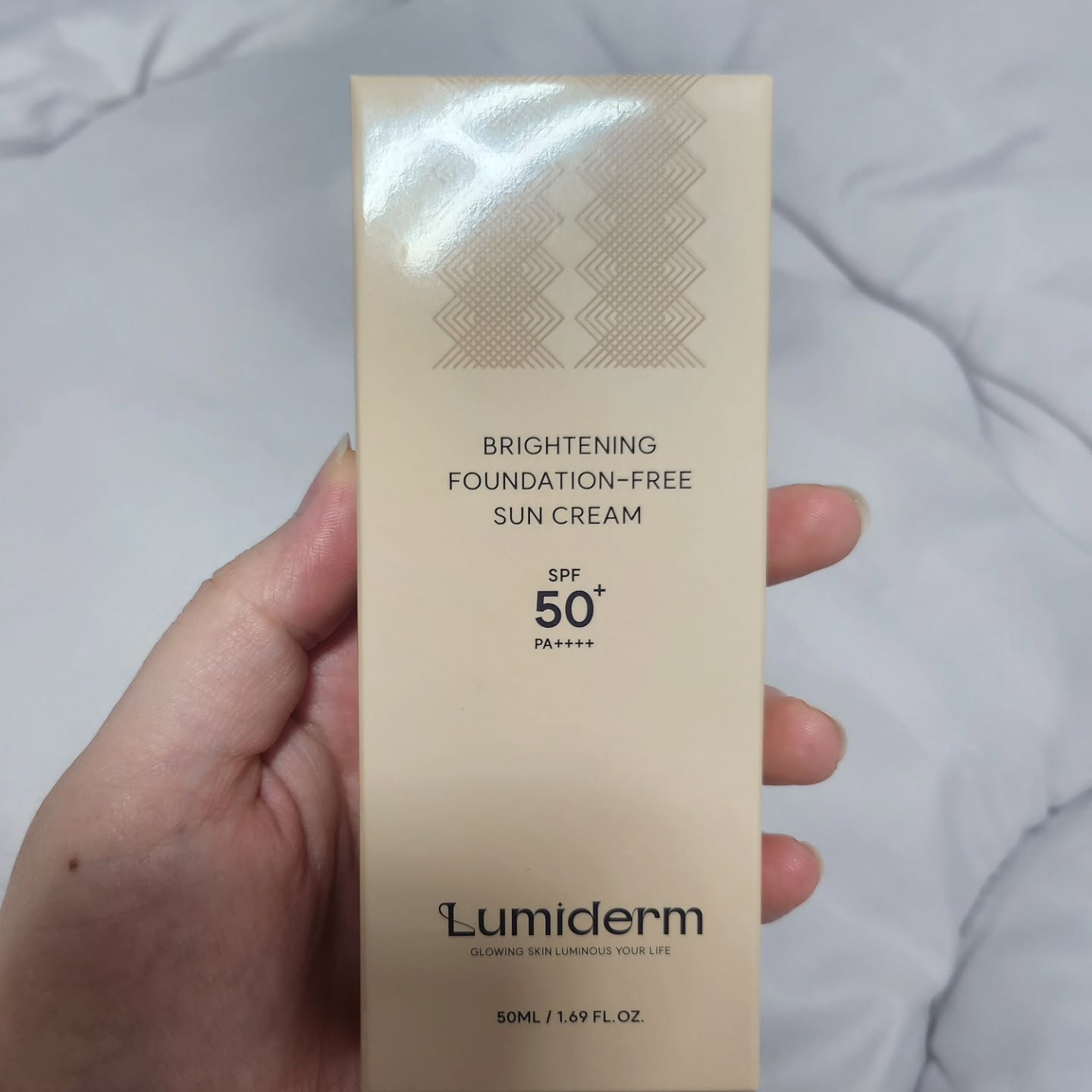 #제품제공 lumiderm_kr

루미덤 파데프리 톤업선크림을 만나보았어요!

선크림 기능은 물론 3중 기능성, 보습에다가
결점 커버, 열감 완화까지 가능한 제품이랍니다. 

✔ 결점 커버, 매끈 피부결 연출
✔ 올인원 메이크업 베이스로 사용 가능
✔ 보습 스킨 케어 성분 함유(밀크엑소좀 함유)
✔ 무기자차 자외선 차단 효과
✔ 워터민트추출물 함유로 열감 완화
✔ 스킨 베이지 컬러로 어느정도 결점 커버 & 톤업 

발림성도 촉촉하고 일단 적은 양으로 커버랑
톤업이 가능해서 많이 바르지 않아도 좋습니다!

베이스로 깔고 흡수 되길 기다렸다가 살짝 매트한
쿠션으로 추가 결점 커버 해주면 간단하게
피부 메이크업 끝낼 수 있고 잠깐 외출 할 때에도
간편하게 슥 바르고 두들기고 갈 수 있어 좋아요! 

너무 광채 나거나 또는 너무 매트하지 않은
적당한 발림성과 마무리감이라 지복합성인
저한테도 찰떡 ❤❤

[ 제품 정보는 ]
https://lumiderm.co.kr/product/detail.html?product_no=34&cate_no=1&display_group=2

#루미덤 #Lumiderm #파데프리
#톤업선크림 #선크림추천 #브라이트닝 #베이스메이크업