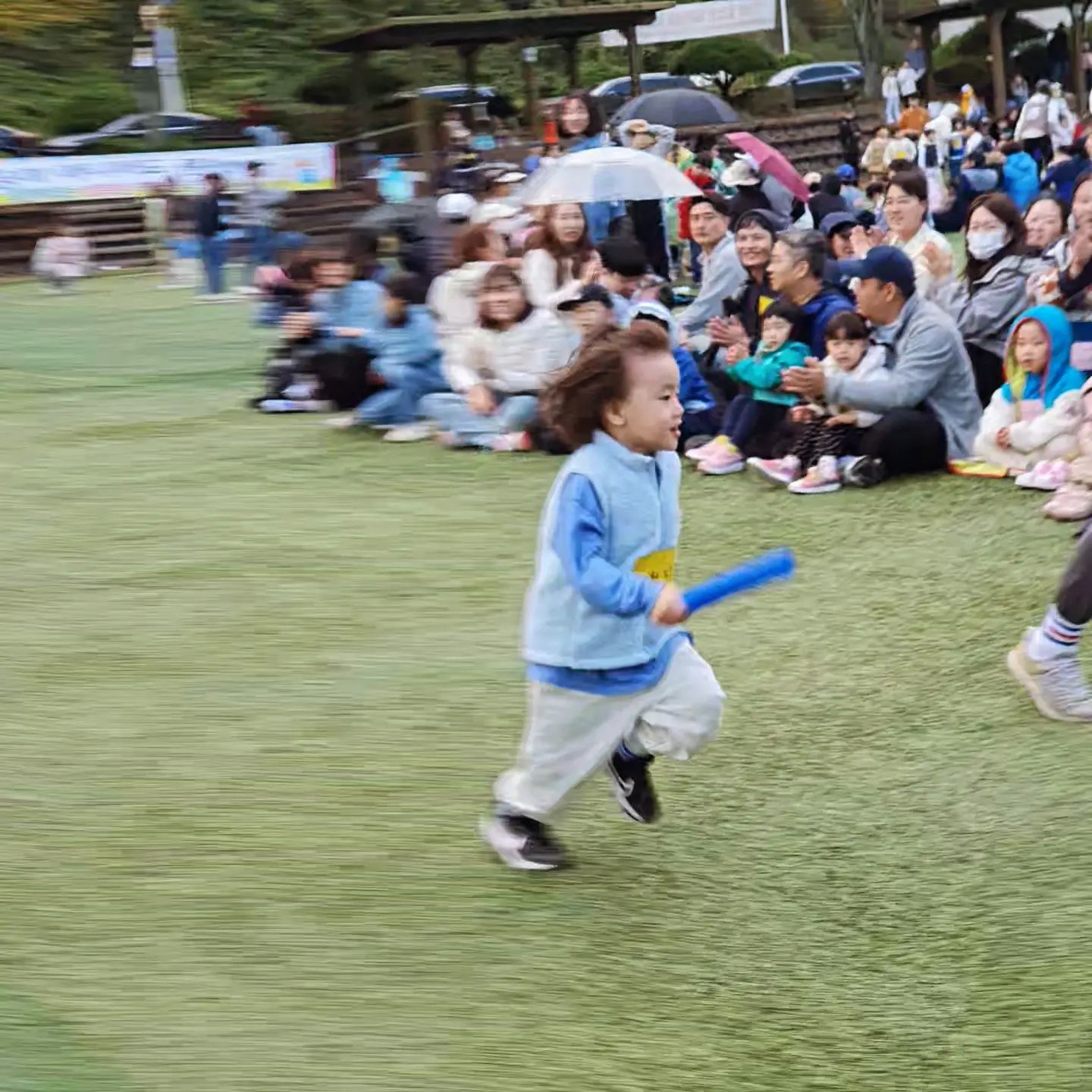 🎈

지오 덕분에 함께한 첫 가족운동회.

하기 싫다고 하다가도 막상 하면 이 악물고 열심히 하는 모습이 너무 보기 좋았다 🙂

그 모습에 엄마빠도 이 악물고 뛰었어...
밤에 일찍 자자, 엄마빠 무쟈게 피곤해🤣

#유치원운동회 #아들 #간만에뛰고다리후덜덜 #낼몸살각 #가족운동회 #주말 #달님팀 #우승 #잘뛴다잘뛰어 #뛰라니앞으로만뛰어 #어디로가야하죠
