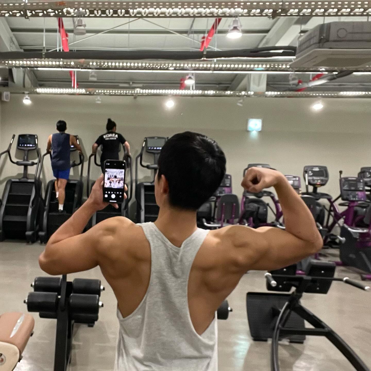 gem의 대회일지 138일차📝

#pullday

어제보다 몸이 더 무겁고 피곤했지만
오늘 왜이렇게 자세를 잘잡냐는 선생님의 말에
신이 난 헬린이가 나야 나😁

그래도 항상 더 잘할 수 있게 노력하고
못한 부분은 되새기면서 머물러 있지말기💪

#오운완 #스포츠모델 #대회준비 #138일 
#헬스 #헬스타그램 #운동하는남자 #운동하는직장인
#운동하는여자 #운동기록 #운동소통 #운동맞팔 
#짐웨어 #동기부여 #다이어트 #바디체크 #대구 #몰리짐