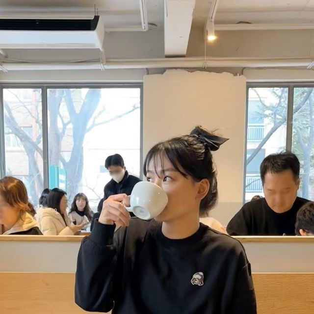 유키 | 가을뮤트 캐주얼 데일리룩 on Instagram: "#협찬 #행텐 #hangten #행텐크루 @hangten_korea 요즘같이 추운 겨울날 기모 아이템은 필수죠! 귀여운 행텐 베어 포인트가 있는 맨투맨과 기모바지로