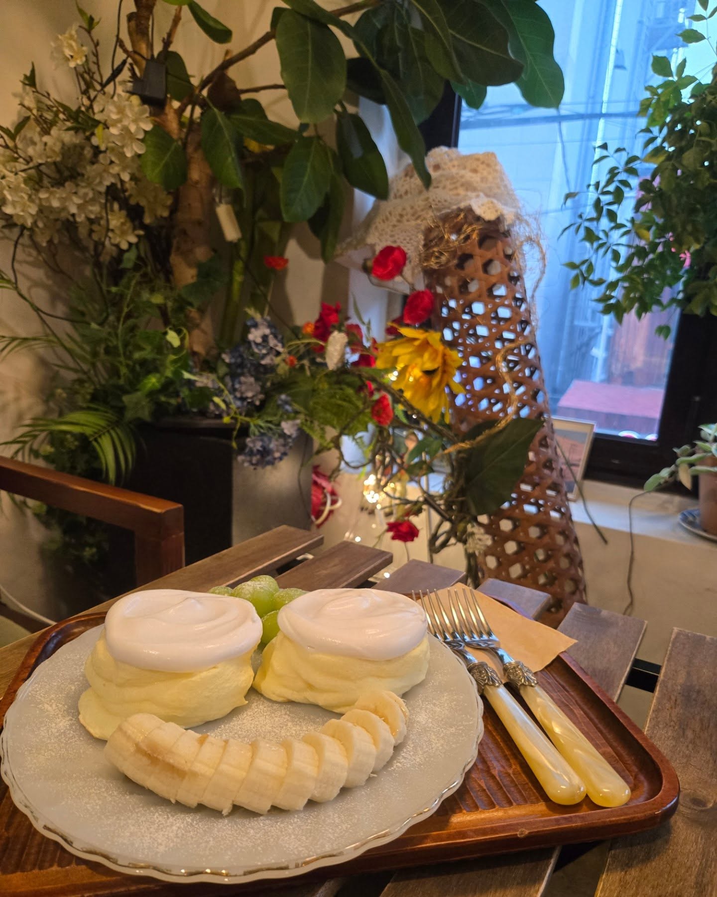 🍴수플레팬케이크(감성가든)🍴
.
❗️감성가득&인생샷 카페❗️
.
부경대 정문쪽 학교랑 가까운 위치에 감성가든 발견💕
입구부터 심상찮은 꽃장식에 기대감 가득안고 방문🥰
들어가자마자 여기는 인생샷각이다 느낌❤️
.
수플레팬케이크와 아이스아메리카노, 플레인요거트스무디 주문🤭
팬케이크는 바로 만들어주셔서 조금 시간이 걸린다고 메뉴판에 적혀있다👍
밀가루가 하나도 안들어간 수플레라서 같이 곁들여나오는 생과일과 같이 먹을때 제일 맛있는 팬케이크👏
과일도 신선하지만 방금 만들어진 따끈따끈한 수플레 식감 진짜 미침💕
.
음료는 말할것도 없이 깔끔하고 예쁜잔에 담겨나옴🥰
꽃한송이도 같이 데코해주셔서 어떤배경에 찍어도 넘나 예뻐🥰
.
데이트하기도 좋고 가볍게 공부나 팀플하기도 적당한 카페😚
.
🔹️부산 남구 용소로28번길 6 2층
🔸️생과일수플레팬케이크 11,900
🔸️아이스아메리카노 4,500
🔸️요거트스무디 6,000
.
.
#협찬 #감성가든 #수플레팬케이크 #경대카페