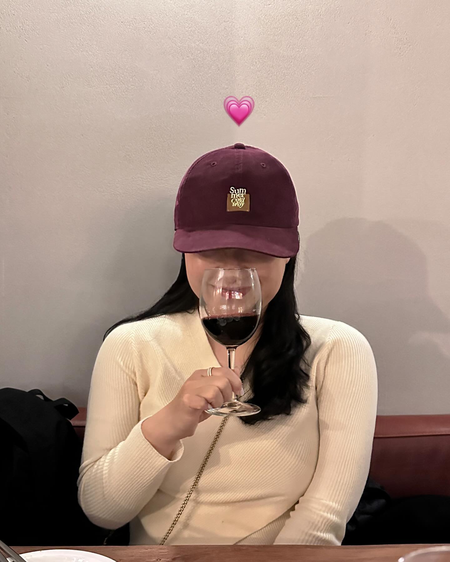 🍷

와인의 종류가 어마어마해서 선택하는데 한참 걸렸지만, 직원분께서 추천해 주신 와인도전!🍷생각보다 깔끔하고 맛있었다. 여유롭게 친구와 수다 떨며 한 잔씩 나눠 마시는 시간은 정말 너무 행복했다.💖 연말 데이트하기에 너무 좋은 장소로 추천✨ 다음에는 다른지점 가보는 걸루❣️

🏷️ tap.shop.bar tarrytown_official 

.
.
#연말데이트 #서울나들이 #동대문데이트 #탭샵바 #태리타운 #모자코디 #소중한시간 #행복해💕