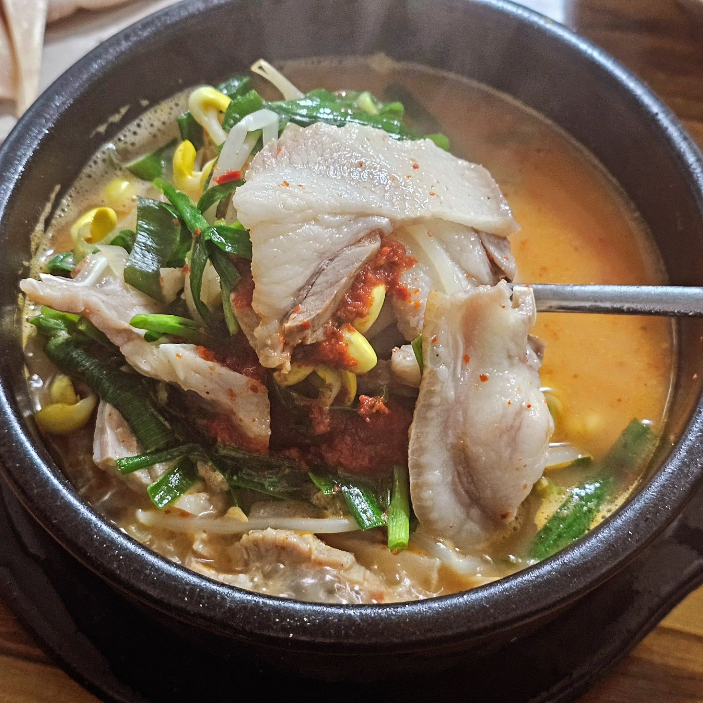 #중계맛집 #호남순대국

가격 착하고 인심 좋고 친절하신 사장님이 계신 동네맛집
요즘 꽂혀서 자주 가는 중🥰
이번엔 배고파서 순대국이랑 밥 먹느라 술국은 못 먹었지만
술국은 진짜 이 집 갓성비 최고 메뉴👍👍

13,000원짜리 술국만 시켜도 너무 푸짐해서 
여럿이 소주파티 가능👏👏
심지어 그 가격에 육수까지 리필해주시니 
사장님 천사신가요😍
16,000원 머릿고기도 양도 많은데 국물도 따로 주시고😆
동네아저씨들 핫플이던데 역시 단골이 많은 이유가 있는듯ㅋ
ㆍ
ㆍ
#노원맛집 #중계역맛집 #중계역순대국 #중계역밥집 #중계호남순대국 #술국맛집 #중계역반주 #중계역혼술 #먹스타맞팔 #먹스타그램
