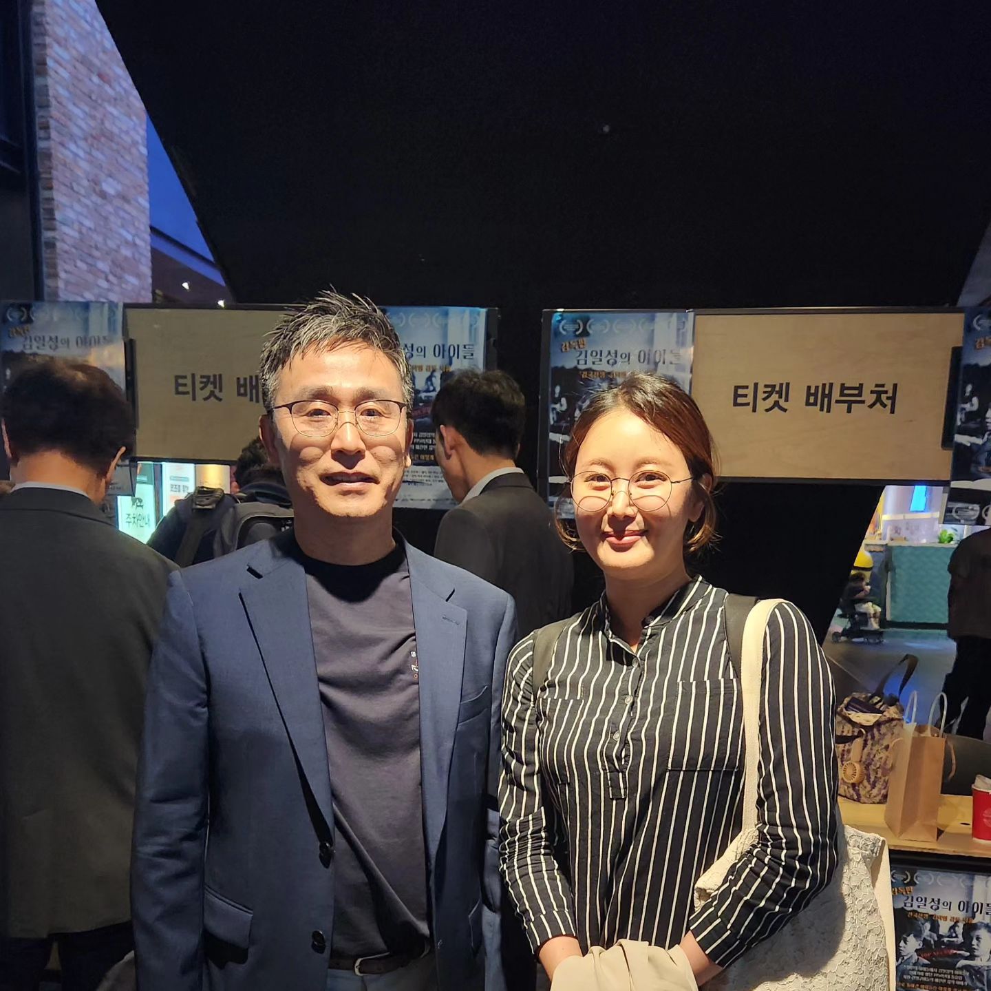 김덕영 감독님의 <김일성의 아이들> 시사회에 초대받아 다녀왔습니다.
남북전쟁으로 인한 이산가족의 생이별은 잘 알고 있었지만
저 멀리 동유럽에서도 가슴아픈 이별이 있었다는 것은 처음 알게되었습니다.
전쟁으로 부모를 잃은 북한의 전쟁고아들이 동유럽의 여러 국가로 보내져 돌봄을 받게 되었고 전쟁이 끝난 후 북으로 불려가야만 했기에 또다시 동유럽에 있는 친구, 가족과의 생이별이 있었습니다.
김일성은 그들이 사랑하는 사람과 함께할 자유, 사랑하는 가족, 친구들과 함께할 자유를 무슨 자격으로 박탈하였을까요?
다시 북으로 불려갔던 어린아이가 걸어서 집을 찾아가겠다며 동유럽으로 향했다가 봉변을 당하는 일까지 있었다고 합니다.
어느 특정 집단에 인권을 입에 달고 사는 분들 많은데 범죄자들의 인권 말고, 지금도 고통 받고있는 북한 주민의 인권에 대해서도 좀 관심을 갖길 바랍니다.🙏

#김일성의아이들
#김덕영감독
#건국전쟁
#freedomisnotfree
