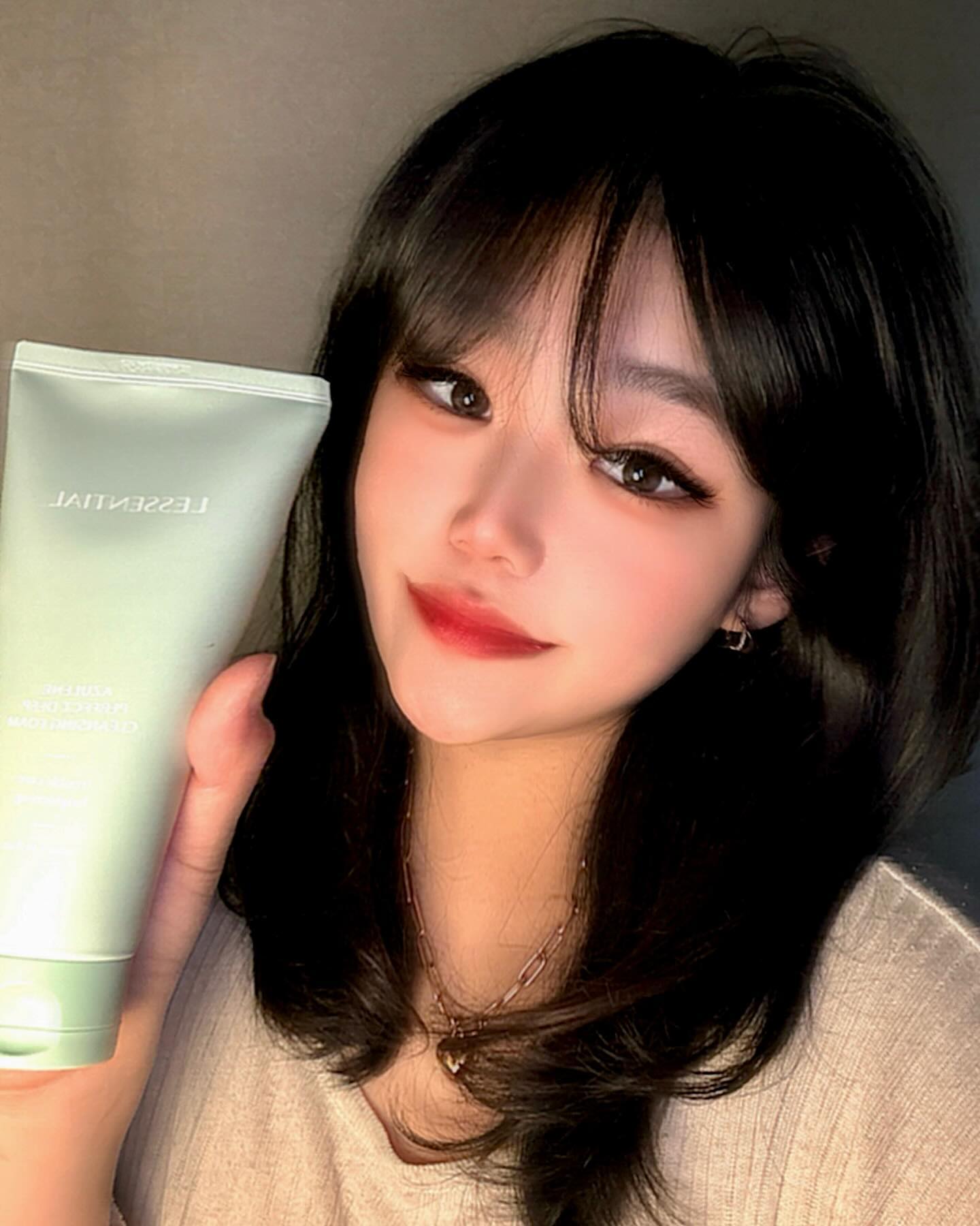 #협찬 #광고 lessential.official 
미세먼지 때문에 피부가 걱정이신 분들
퍼펙트한 폼클렌징 알려드릴께요 ‼️‼️

레센셜 아줄렌클렌징폼은
✔️아줄렌, 티트리잎수 함유
✔️자극받은 예민한 피부 빠르게 진정
✔️여드름성 피부 완화
✔️풍성, 쫀쫀한 거품으로 세정감이 뛰어난 제품
✔️피부 저자극 테스트 완료

거품이 풍부해서 세안하고 나면 뽀송뽀송한 기분
피부가 좋아지는 느낌이 너무 좋았어요 🤍
여드름성 피부, 피부 진정 효과의 클렌징폼
찾으신다면 완전 추천드려요👍🏻