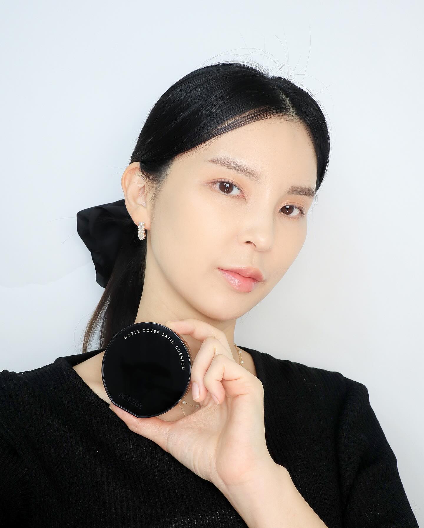 #광고 _매트쿠션은 건조하다? 에이지투웨니스 노블쿠션은 바르는 순간부터 지우기전까지 보송하게 매트함은 유지해주면서 촉촉함을 잃지 않아요:) 
파워건성피부지만 촉촉하게 커버해주는 노블커버쿠션으로 쿠션유목민인생 종결찍었습니다’ㅇ’

최수영님이 새로운 자사 모델로 활동중인 AGE20’S에서 새롭게 출시된 매트쿠션은 겉은 보송 속은 촉촉해 건성피부인데도 피부가 넘넘 편안해요!

한번의 터치로도 요철을 커버해주고 톤망진창을 싹 정리해주니깐 베이스에 진심인 저는 행복합니다ㅎㅎ
지속력 말해모해요ㅠㅠ 밥먹고 입가정리하는 것 외에는 수정한적이 거의 없을 정도라 이렇게 만족스러운 세미매트쿠션은 처음이에요!

커버력 좋으면서 촉촉하기까지해! 답답하지 않고 편안한 느낌까지!
에이지투웨니스 쿠션은 자사몰과 올리브영에서 만나볼 수 있고 기획전으로 다양한 혜택도 있으니 촉촉하게 보송한 피부결을 연출해주는 노블 커버 매트 쿠션 꼭 사용해보시길!

#올리브영추천템 #올리브영추천 #쿠션파데추천 #올리브영쿠션 #올리브영쿠션추천 #쿠션파데 #커버력좋은쿠션 #톤업쿠션 #세미매트쿠션 #지속력좋은쿠션#쿠션추천 #매트쿠션 #에이지투웨니스 #AGE20S #8년연속1위에이지투웨니스 #최신상에이지쿠션 #에이지쿠션 #에이지투웨니스쿠션