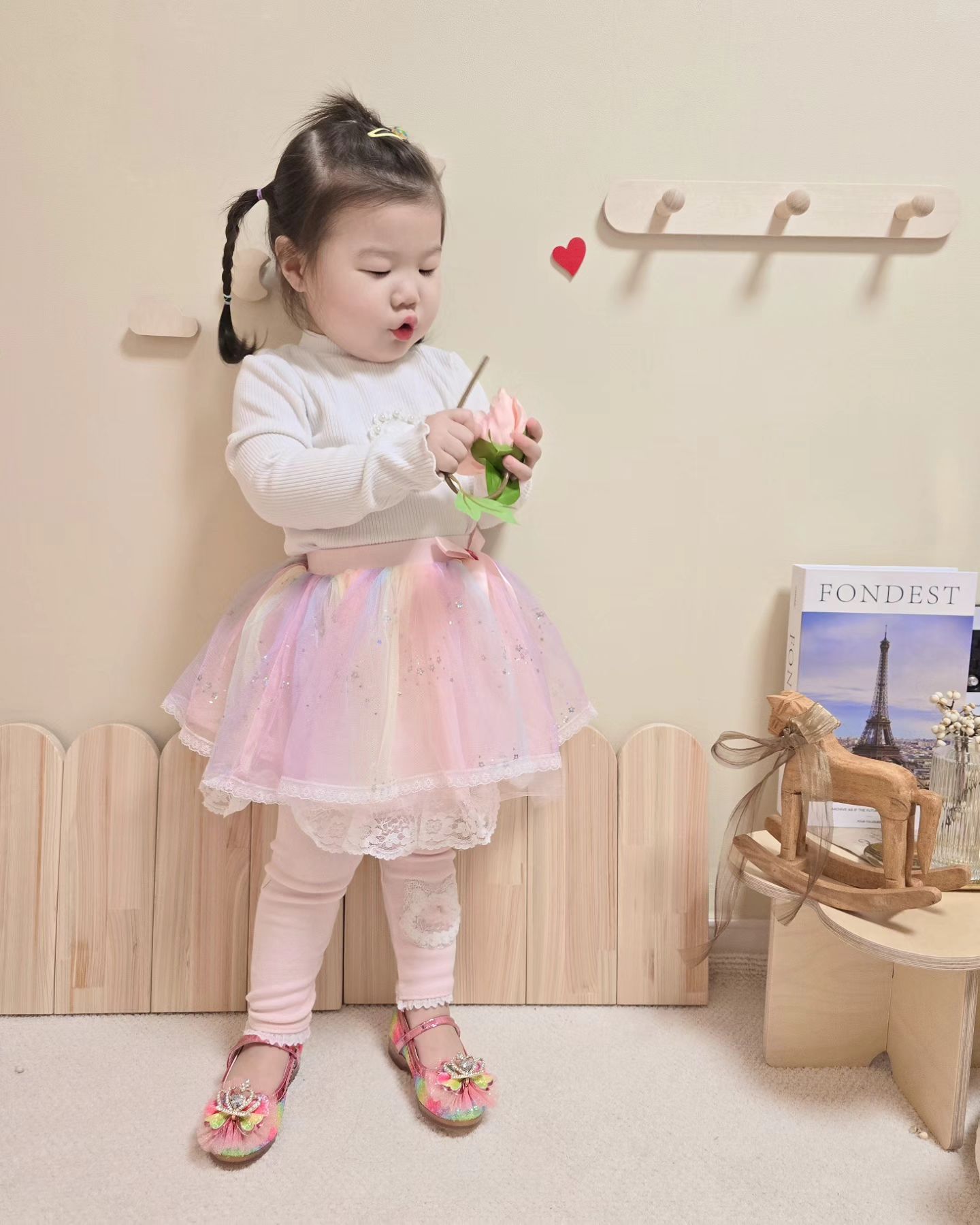 예전부터 엄마가 더 사고싶어했던 공주구두 
이제 발이 좀 커서 신을 수 있게되서 
여기저기 브랜드랑 디자인 알아보다 결정한 
채니 인생 첫 공주구두 오즈키즈 구두 ❤️
완전 블링블링 공주디자인 너무 이쁘다구🩷🩷
채니도 이쁜지 등원할때도 신어본다규 하고 
불나오니까 쳐다보는데 인사하는것같아서 웃기넹
화려함 끝판왕 + 홀리한 색감 + LED 조합 최고🫧🌸
구두 사고나니 슬립온도 사고싶네 🤭🤭

#아기구두 #유아구두 #유아공주구두 #공주구두입문 #엄마취향 #led구두 #오즈키즈구두 #오즈키즈 #취향저격 #공주패션 #공주 #딸맘 #여아패션 #유아패션 #유아코디 #여아코디