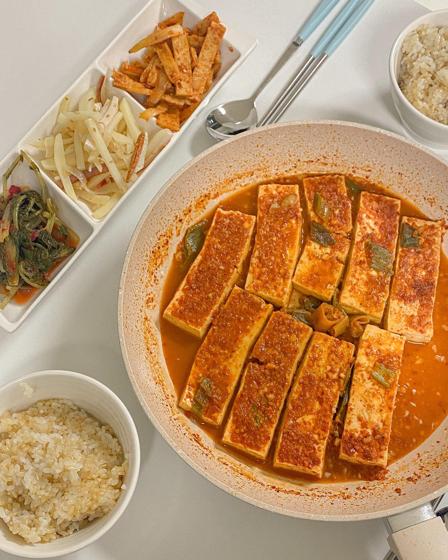 주부조림 하나 있으면 밥한그릇 뚝딱이잖아요!!
오늘음 오랜만에 두부조림을 했어요
요즘은 두부가 작아져서 두부2팩으로 만들었답니다!!
예전에는 500g이 었던것 같은데 요즘 300g도 많네요!!
어쨌든 맛있으면 끝이죠😍

📍두부조림
두부 500g 잘라 넣고
마늘1, 설탕1, 고추가루 4, 간장3, 액젓1, 매실액1 넣고 물 1~2컵 넣고 조리면 끝!

#두부조림 #두부요리 #두부스타그램 #집밥스타그램 #집밥요리 #집밥메뉴 #집밥그램 #저녁메뉴 #저녁밥상