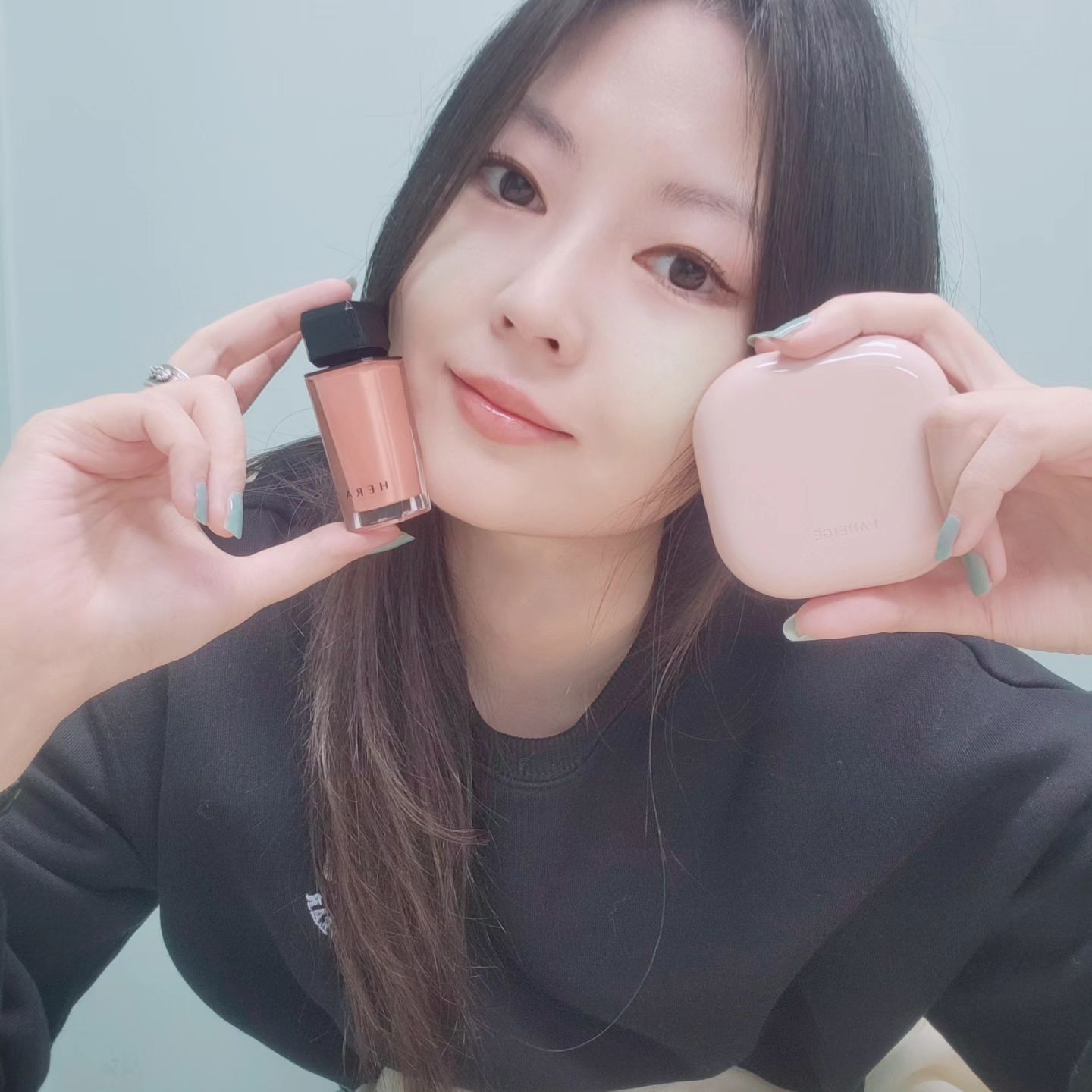#광고
헤라 립글로즈 색상 너무 이쁘다🩷
딱 원하던 내츄럴 코랄!
살짝 화함이 느껴지는걸 보니 약간 도톰해지는 것 같기도💋

라네즈 쿠션은 17호 주문했는데, 사은품으로 21호도 왔어!
마지막 사진에서 손등 왼쪽이 17호, 오른쪽이 21호. 
17호는 화사하고, 21호는 원래 내 피부색과 흡사했어.
글로우 쿠션이라 광도 은은하게 나서 입체감 있어서 좋아✨️

아세페 매년 완전 득템 찬스!
사은품으로 온 파우치랑 곰돌이 거울도 졸귀😊

amoremall.official #헤라립스틱 #헤라틴트 #라네즈쿠션 #쿠션파데 #메이크업제품 #화장품리뷰 #립글로즈추천 #아모레몰 #AMOREMALL #아모레퍼시픽공식몰 #아세페 #AMORESALEFESTA #아모레세일페스타 #인플카