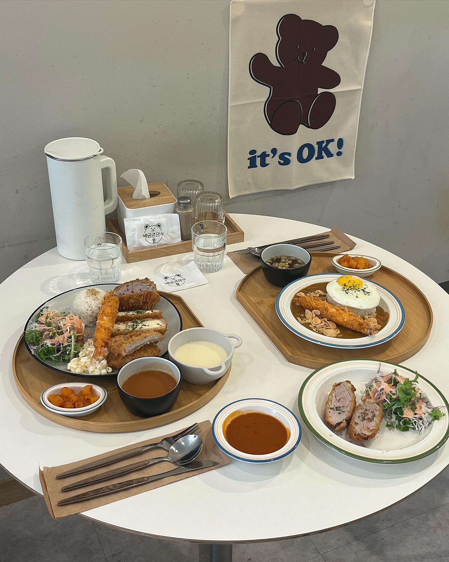 #협찬 겉바속촉 맛있는 돈까스🤎
 
모듬세트 시켜서 종류별로 맛보기😆
카레라이스에 안심 1/2추가, 매운 소스 주문!
 
돈까스 숙성을 누룩소금과 꿀로 2차까지 거쳐서
겉바속촉 극강의 부드러움!👌🏻
카레라이스에 바삭한 새우 튀김이랑
숭덩숭덩 크게 잘린 고기 양도 많구🫶🏻

스프도 직접 수제로 만드시고
재료를 아끼지 않으심😋
매운 소스도 찍먹하기에 딱 좋은 맛!☝🏻
상가 전용 주차장도 있어서 넘 편하게 방문쓰!
 
🏷️백곰경양식 barkgom__western_cuisine 
♡부산 사상구 백양대로 526 경동리인아파트 상가
♡11:00-12:00 (일 휴무)
♡상가 주차가능
 
#백곰경양식 #리뷰노트 #사상맛집 #주례맛집 #숙성돈가스 #오므라이스 #돈까스맛집 #돈까스 #부산돈까스