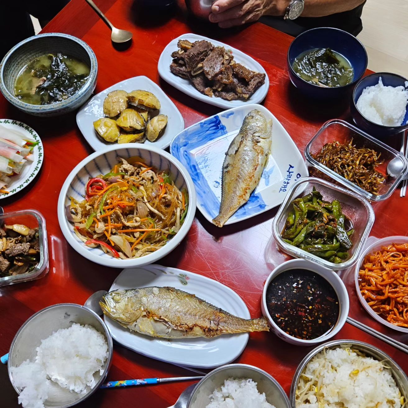 #생신상 

늘 부족하지만,
그래도 늘 그래왔듯!
올해도 마음만은 정성 가득 담은
#시엄니생신상 ㅎㅎ 

워낙 집밥을 안해먹고 살다보니
요거 준비하는데도 한세월 ;;

1.갈비살, 전복 넣은 미역국
2.잡채 그 자체 
3. 버터구이 전복
4. 크레미 무쌈말이
5.LA갈비
6. 부세조기

#아이고허리야
#그래도잘했다
#며느리노릇
