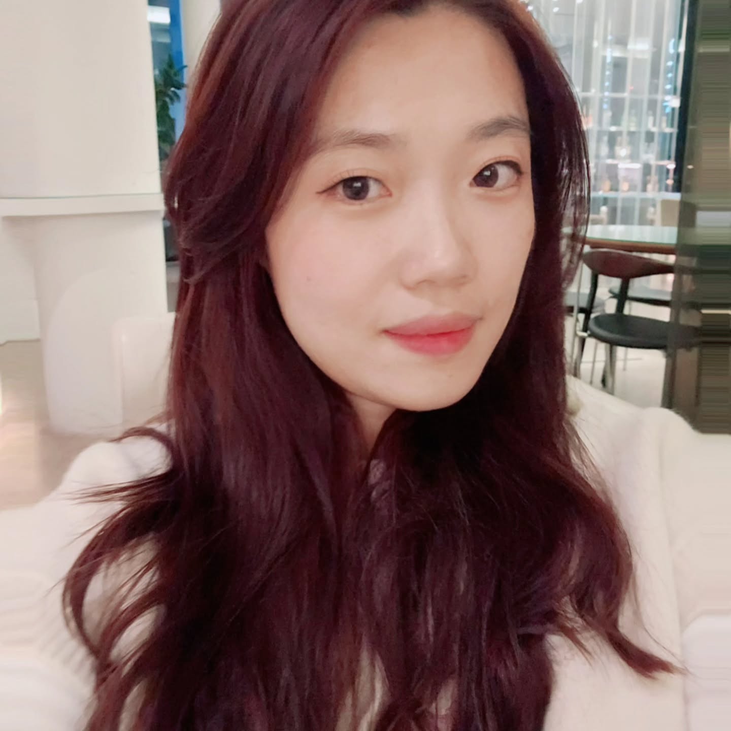#간만에셀카📷 

여름에 한 번 아프고 난 뒤로
또 탈날까봐 많이 먹다보니 살은 찌는데 아직 체력이 안올라오는게 운동은 못하겠고 너무 귀찮고 피곤하고 -
일은 많아지고 시간은 부족하고 답답하길래
간만에 기분전환 하려고 미용실 가서 돈 쓰고 왔다리 🫣
퍼스널컬러 받았는데 웜톤인데 제일 안어울리는 노란머리 하고 있었냐며 첨으로 레드를 추천받음 !!
탈색하고 몇년동안 펌도 못했는데 펌도 해주시고
간만에 머리하고 넘 만족스러웠음 👍
늙는게 눈에 보여서 이제 사진찍는것도 무습네잉 😭
소고기도 묵고 으쌰으쌰 해보쟈 💪

#레드염색도전 #단풍머리 #기분전환 #소고기냠냠 #살은언제빼나 #운동은언제하나 #올라와라체력아 #일은좀줄어들어라