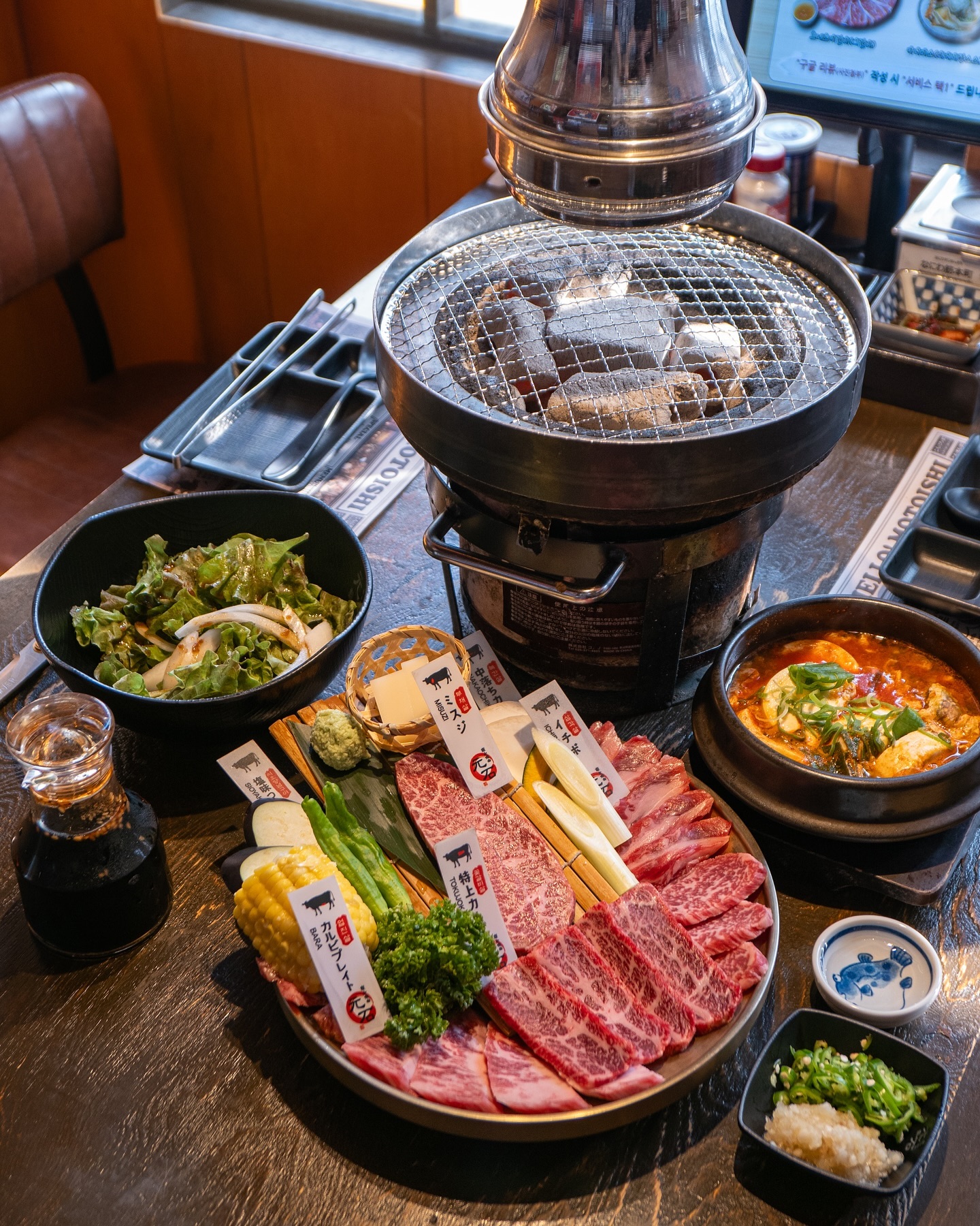 #협찬 

광안리맛집으로 소문난 프리미엄 와규전문점 모토이시 광안점
최상급 호주산 와규를 합리적인 가격으로 만날수있는
이색적인 공간이라하여 눈여겨보다가 드디어 방문^^

광안리에서 느낄수있는 작은 일본.
여기저기 친절하게 한국어로
메뉴설명이 잘 되어있어서 편리했어요.

낮시간대 방문하니 창가쪽에 들어오는 빛이 너무 낭만적! 
테이블들이 칸막이로 파티션 나눠져있어서
다른 테이블 시선신경쓰지않고 먹을수있어서 좋았어요.

✅ 와규 6품 모듬(320g,2~3인) + 순두부찌개

고기는 주문 즉시 썰어져나와서 신선도 끝판왕!
와규 6품 모듬에 순두부까지 함께 하니 푸짐하더라고요.
늑간산, 안창살, 업진살, 삼각살, 부채살, 꽃갈비살 등
수급에 따라 제공된다고 해요.

고기맛은 진심 다시 방문하고 싶을 정도로 최고!
부드럽고 맛있어서 요즘 밥을 잘 못먹는 와이프도 다 먹을 정도였어요.
함께 먹은 순두부도 얼큰하고 시원해서 괜찮았어요.

직원분도 친절하고 고기는 두말할것없이 최고였고
함께 먹은 순두부찌개까지 무엇하나 빠트릴수없이 좋았어요.
광안리 데이트코스, 가족외식, 회식 등 추천합니다

📍 모토이시 광안점 motoishi__gwangalli
🏷️ 부산 수영구 광남로 122 상가 1층 102호
⏰ 16:00 - 02:00 연중무휴
☎️ 0507-1457-1094
🅿️ 건물내 지하 타워주차장 이용시 2시간 지원
(카운터에서 주차권 수령필수)
.
.
.
.
.
#광안리맛집 #광안리술집 #광안리이자카야 #광안리소고기
#광안리야끼니꾸 #모토이시광안점 #광안리가볼만한곳 #광안리데이트코스