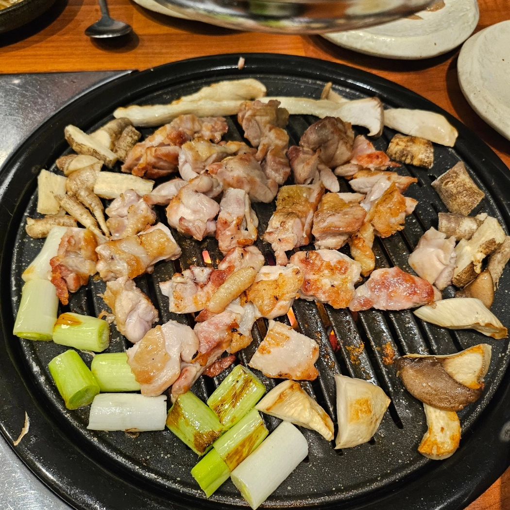 #협찬
인화정 
숯불 닭구이 맛집 인화정🤎 천연야자숯에 구워먹는 부드럽고 단백한 생 닭다리살과 더덕구이와 파구이까지 찰떡궁합인 조화가 아주 미쳤다구욧😍 저는 슻불닭구이 픽! 해서 냠냠 먹구왔는데용💓 닭다리살과 함께 더덕,버섯,대파가 한세트로 나오는데 더덕을 구워서 먹어보는건 처음이라 굉장히 궁금했다는..☺️ 닭다리살부터 두께도 두껍고 선홍빛깔에 굽기전부터 침샘폭발이라 다 구워질때까지 참느라 미칠뻔했다구욤😆 사장님께서 직접 다 구워주셔서 저는 접시 쳐다보기 먹기 바빴는데용🙈 닭다리살은 진짜 잡내하나 없이 단백하고 부드럽고 입에 들어가면 그냥 살살 녹아요 진짜❤️‍🔥 매운소스와 순한소스 그리고 소금까지 취향에 맞게 선택해서 먹을 수 있어서 너무 좋았고 같이 곁들여서 구워주신 버섯과 더덕! 버섯은 닭다리살과 같이 소스에 곁들여 먹으면 맛도 2배🩷 더덕도 먹어보면서 씁쓸하지 않고 달달한 맛에 닭이랑 같이 소스랑 곁들여 먹으면 오독오독 씹히는맛에 중독되더라구용❤️ 또한 밑반찬도 굉장히 정갈하게 나와서 좋았는데욧🥰 양파장에 다진마늘,고추, 와사비까지 나와서 같이 버부려 싸먹어도 JMT😄 밑반찬도 시금치,샐러드,콩나물,무생채,우엉,쌈무,땅콩볶음까즤 아주 알차게 구성되어 있어 골고루 먹느라 정신없었네욤😂 양도 푸짐하고 무엇보다 사장님과 주방이모님이 너무 친절하셔서 맛도 끝내주고 기분까지 너무 좋았던 분위기 좋은 닭슻불구이 맛집 인화정💜 닭요리 좋아하시는분들에게는 무조건 강추드리는 맛집으로 인화정 많관부 바랍니둥🩵 

주소👉🏻대구 달서구 와룡로 227
영업시간👉🏻월~금 11:00-23:00,토~일 16:00-23:00
 (매달 2,4번째 일요일 정기휴무)
전화번호👉🏻0507-1397-5592 

#죽전동맛집#죽전네거리맛집#죽전역맛집#인화정#닭숯불구이전문#닭요리추천#달서구맛집추천#대구맛집#닭숯불구이맛집#외식장소추천