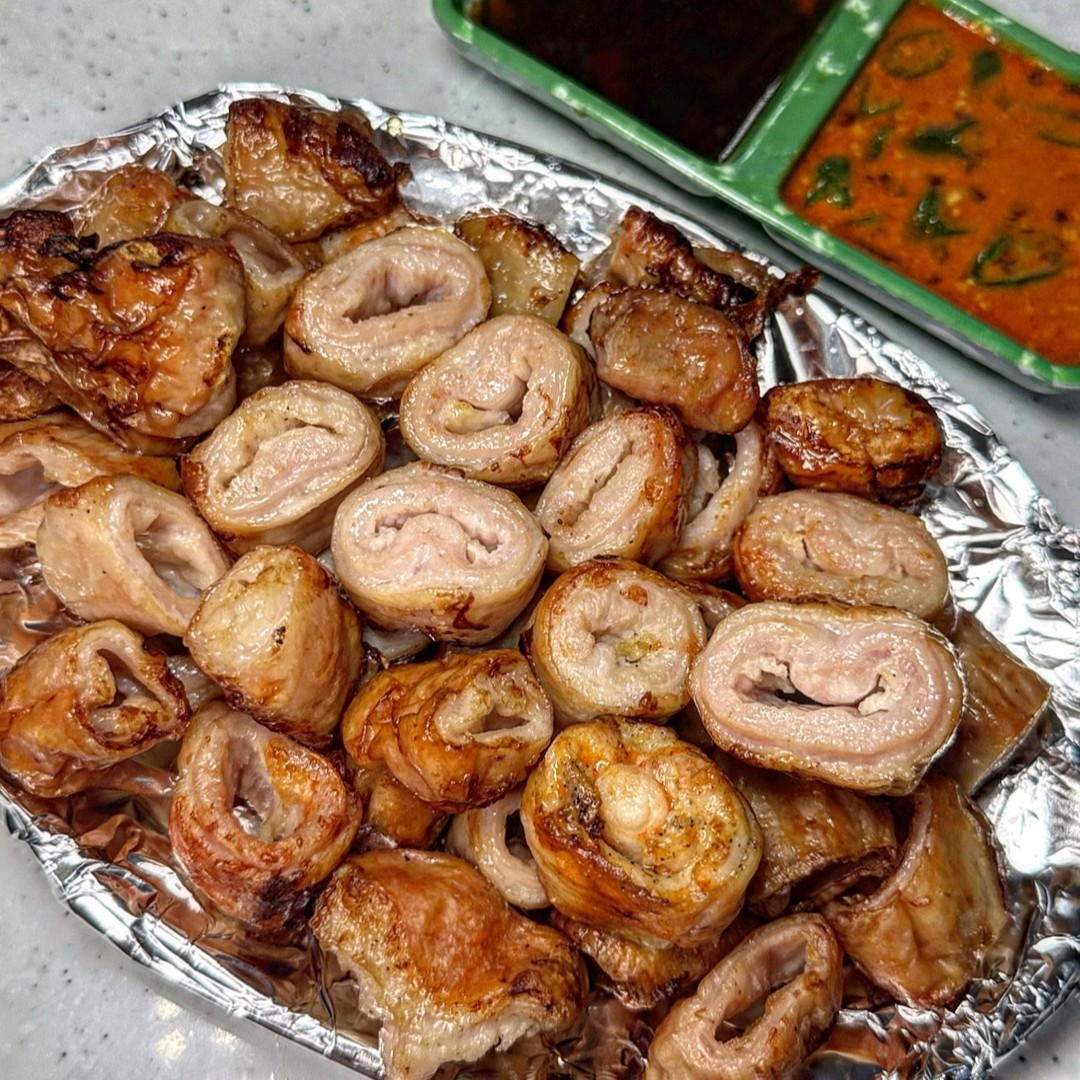 #협찬 고소하고 쫄깃한 존맛 대구막창💯

돼지막창에 까다로운편인데 잡내하나 없고
고소하고 쫄깃한 맛이 씹을수록 감동적이었음!
하나도 질기지가 않아서 좋았구요

안에 들어있는 막장소스+청양고추 곁들여서
찍어먹는맛이 너무 좋았구 가격이 넘착함.

식당온거 아닙니다.. 집에서 만든 퀄리티❗
집에서 에어프라이기, 후라이팬으로
직접 구워먹는게 나을거같단 생각이 들정도👍

담에 캠핑갈때도 꼭 챙겨가고싶은
존맛탱 대구막창이었어요 ㅠㅠ!!

📖 #백년밥상 100_bs
📖 초벌막창 대구 생막창 9,900원~

#캠핑음식 #막창맛집 #막창구이 #대구막창
#밀키트 #밀키트추천 #집들이요리 #술안주추천
#돼지막창 #자취생요리 #돼지막창맛집
#집밥스타그램 #홈쿡스타그램 #foodie
