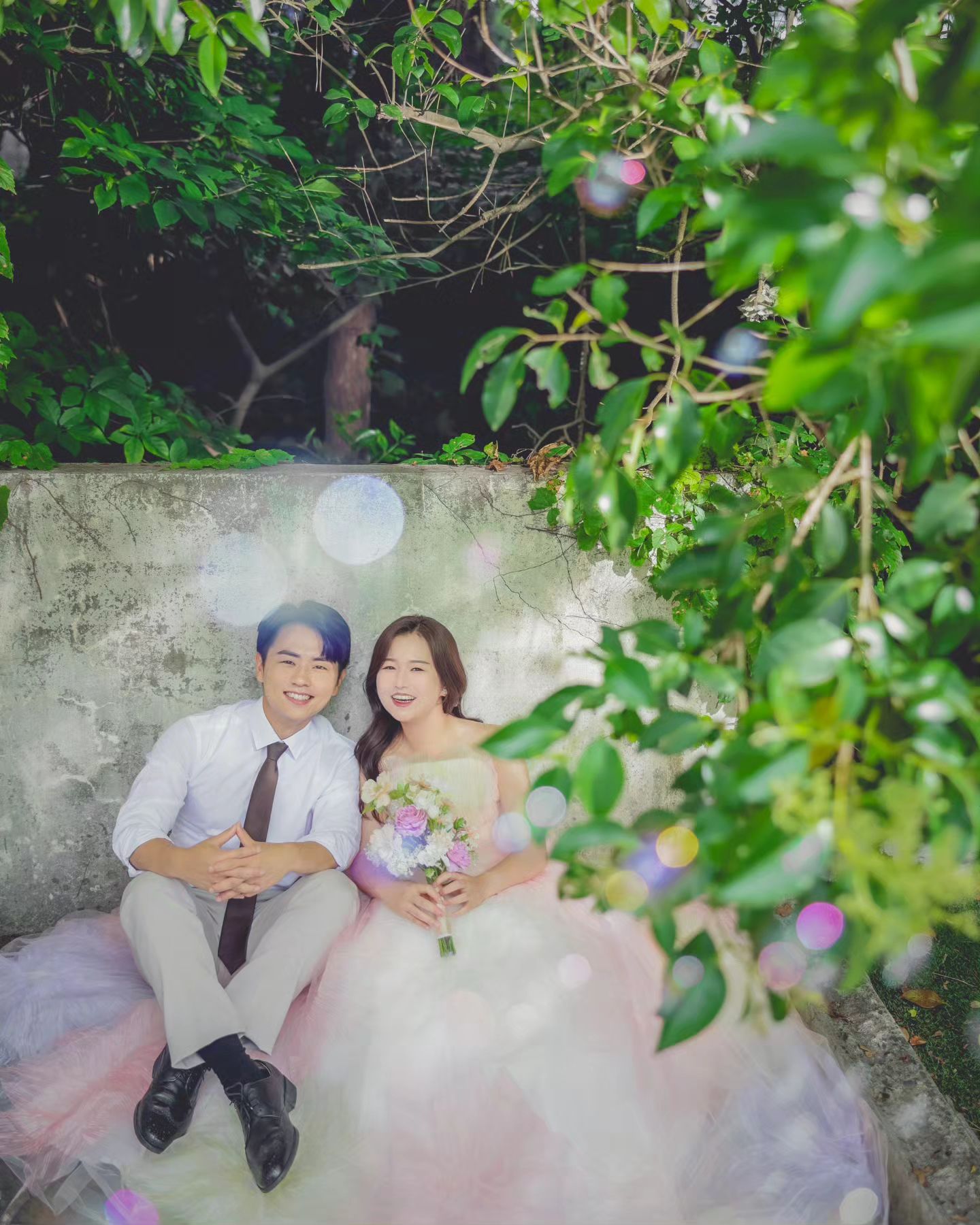 이번 웨딩촬영을 하면서
8년차 결혼식 사회자는 신랑신부님
두분의 설렘을 아주 깊숙히
느껴볼 수 있었답니다 헤헤💗💗
.
웨딩촬영을 앞두고 드레스 때문에
고민이 많이 됐었는데요.
웨딩촬영에서 제일 잘한 선택 중 하나
바로 릴리드레스에서 맘에드는
유색드레스를 대여한 것❤️
.
아그네스 드레스는 보자마자 와 존예...
했는데 내가 대여하면 안 어울리면 어쩌지 햇는데
괜한 걱정이었어요. 
진심 오묘함 핑크색이 은은하게 나오는 분위기는
사진촬영하는 작가님도 그리고 
헬퍼이모님도 드레스 예쁘다고 엄청 칭찬 해주셨거든요!!!!!
.
릴리드레스에
문의드릴때도 친절하게 상담해주시고
또 촬영에 늦지 않게 일정도 다 봐주시고
반납까지도 꼼꼼하게 챙겨주셨어요
.
대여할 때 패티코트도 보내주시고
꼼꼼하게 포장해서 보내주신 덕분에
촬영때도 정말 잘 입고 촬영할 수 있었답니다.
.
전 사실 행사용 드레스도 릴리드레스로 집에
3벌 정도 있는데 이번 웨딩촬영 드레스는 
최고의 선택이었던거 같아요
웨딩촬영앞두고 계시는 분들이라면
꼭 릴리드레스 들어가서 참고해보세요 진심 강추!!!!!
lilydress_official
.
#릴리드레스 #웨딩촬영 #웨딩드레스 #셀프웨딩 #셀프웨딩드레스 #아그네스 #아그네스드레스